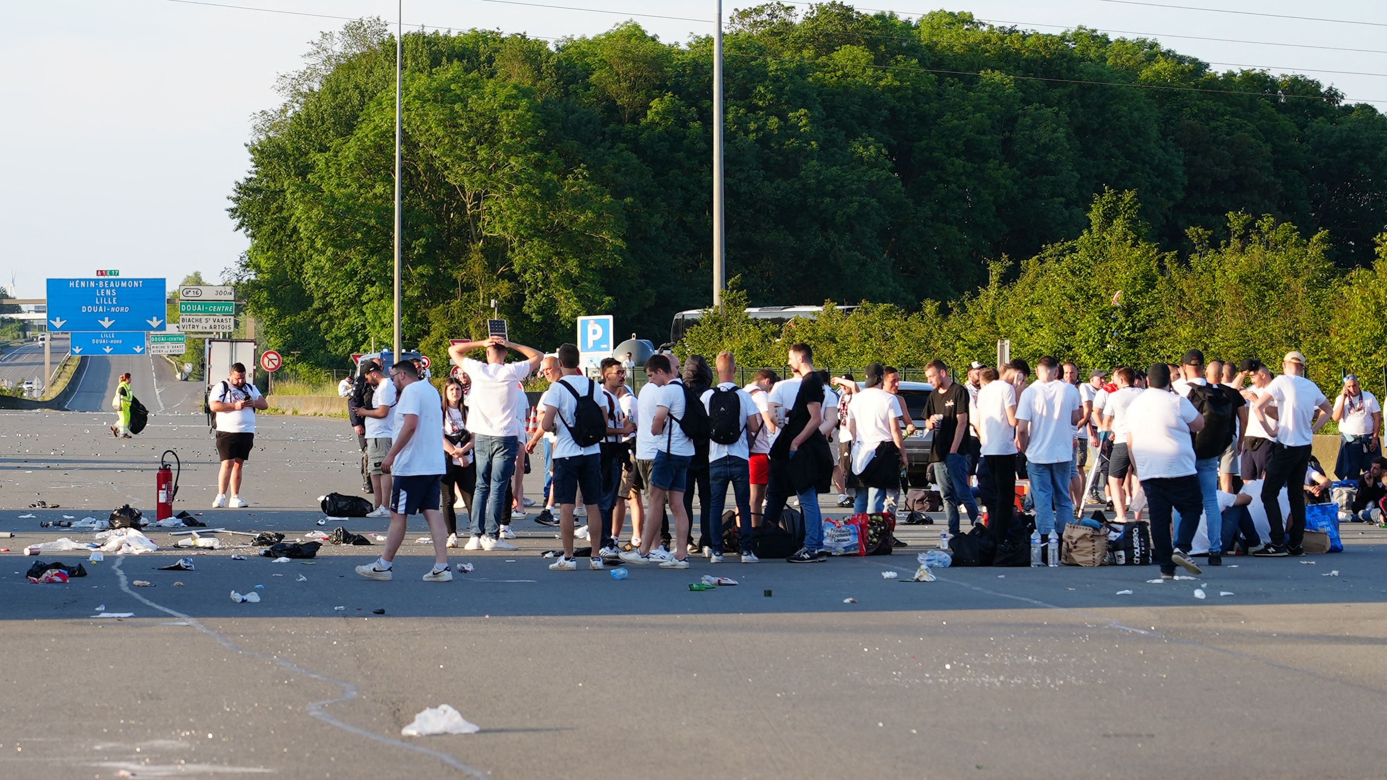 Coupe de France PSG-OL: un bus en feu et une trentaine de blessés après de  violents affrontements entre supporters