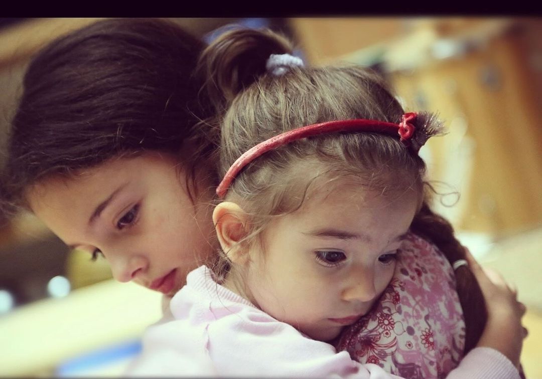Monica Bellucci dévoile une photo vintage de ses filles, Deva et Léonie, pour la Fête des mères