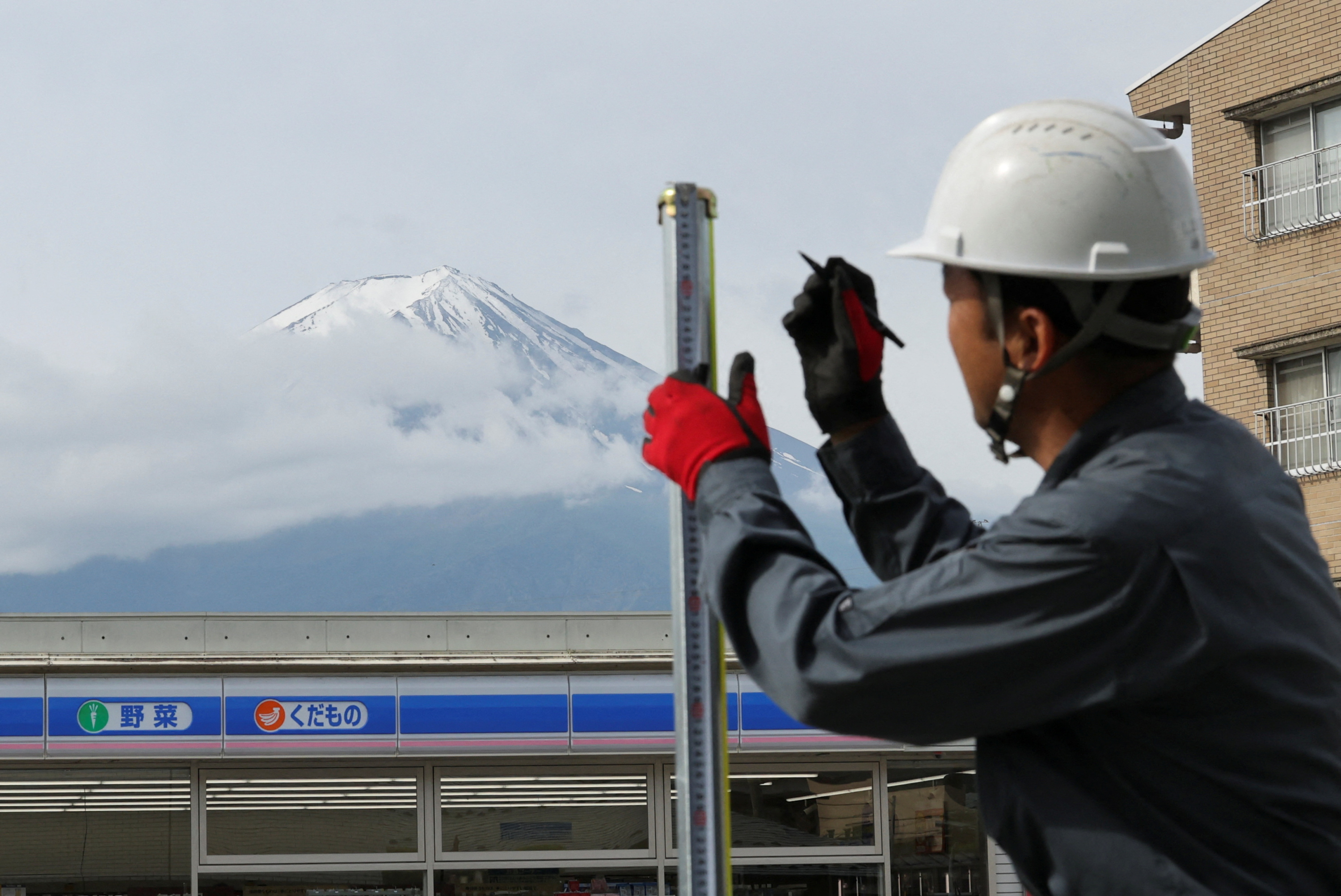 À peine installée, déjà vandalisée : au Japon, des trous dans la bâche anti-Mont Fuji