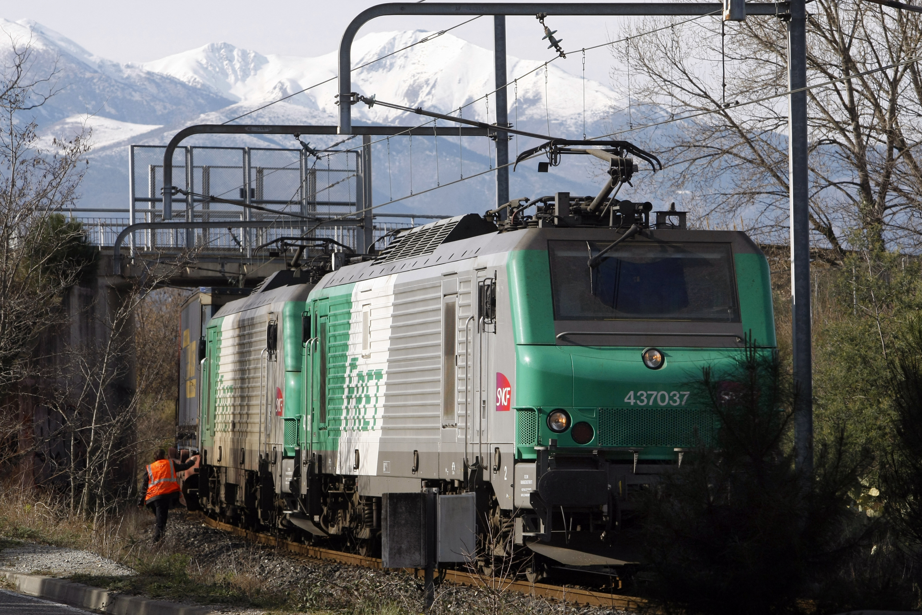 À Paris, les cheminots manifestent contre la libéralisation du rail et pour défendre Fret SNCF