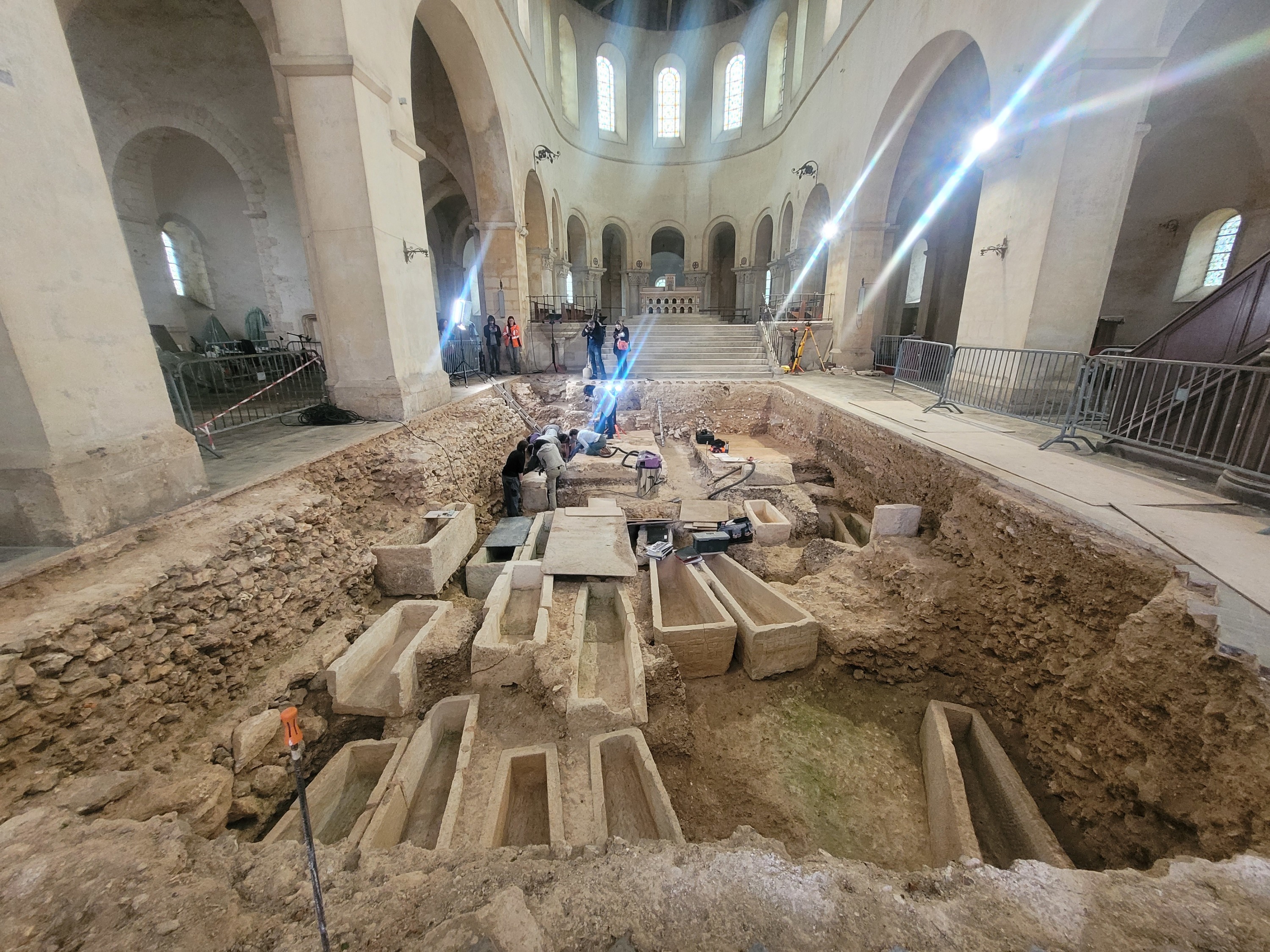 À Chartres, très rare ouverture en direct d’un sarcophage mérovingien