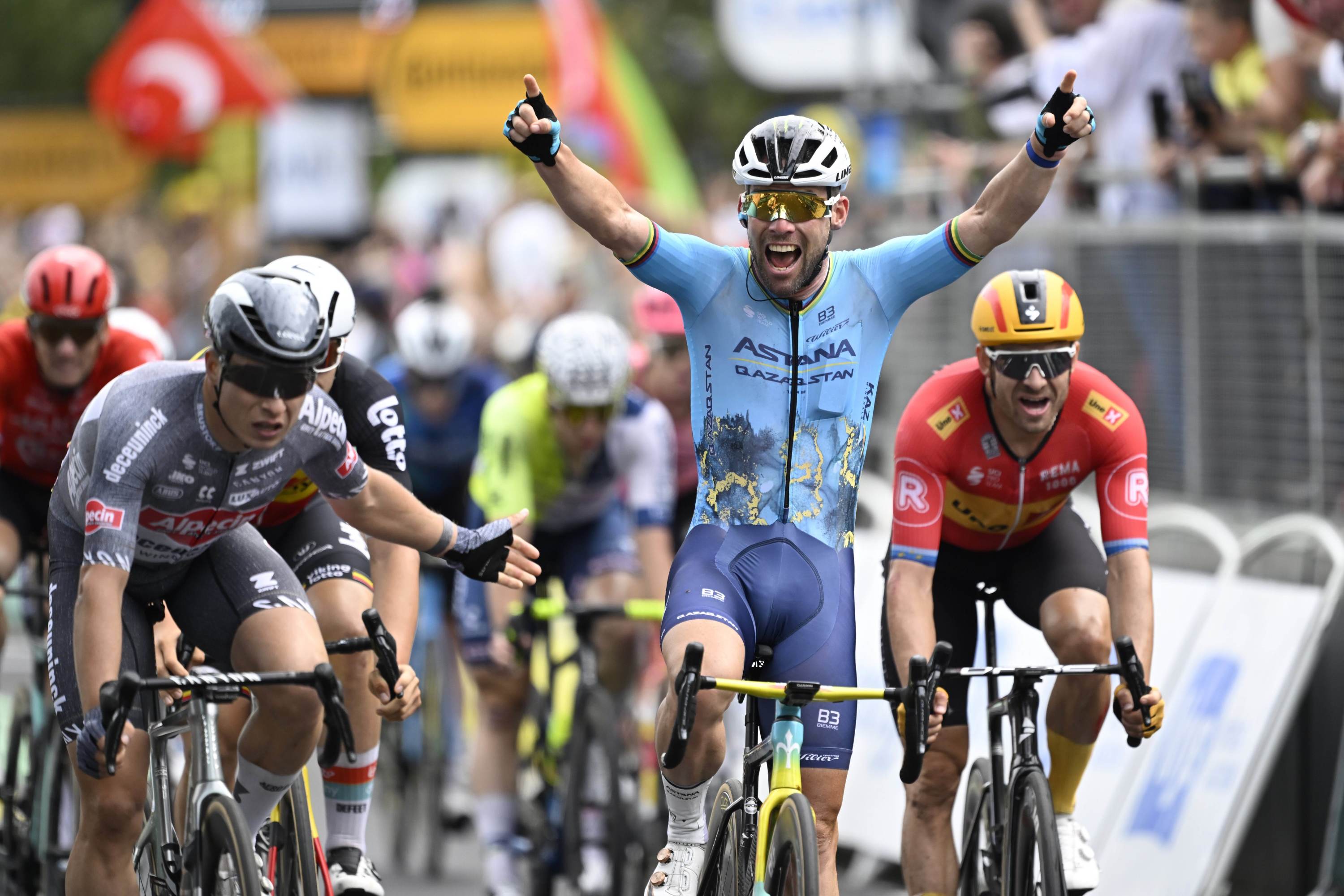 Tour de France 2024 : 35e victoire pour Cavendish qui s’offre un record historique à Saint-Vulbas, Pogacar conserve le maillot jaune