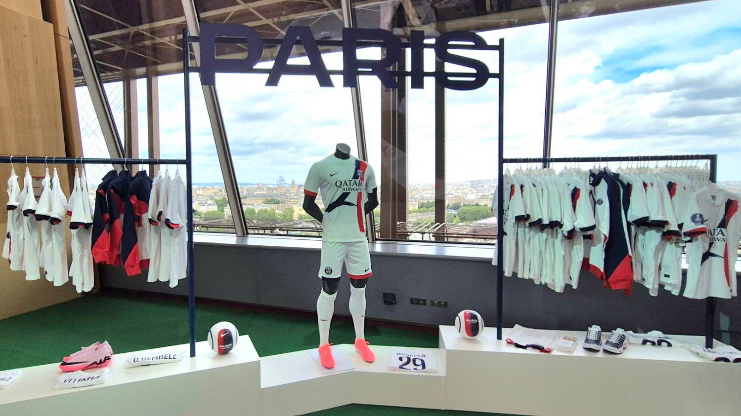 Foot : le PSG ouvre un pop-up store exceptionnel au 1er étage de la Tour Eiffel pour présenter son nouveau maillot