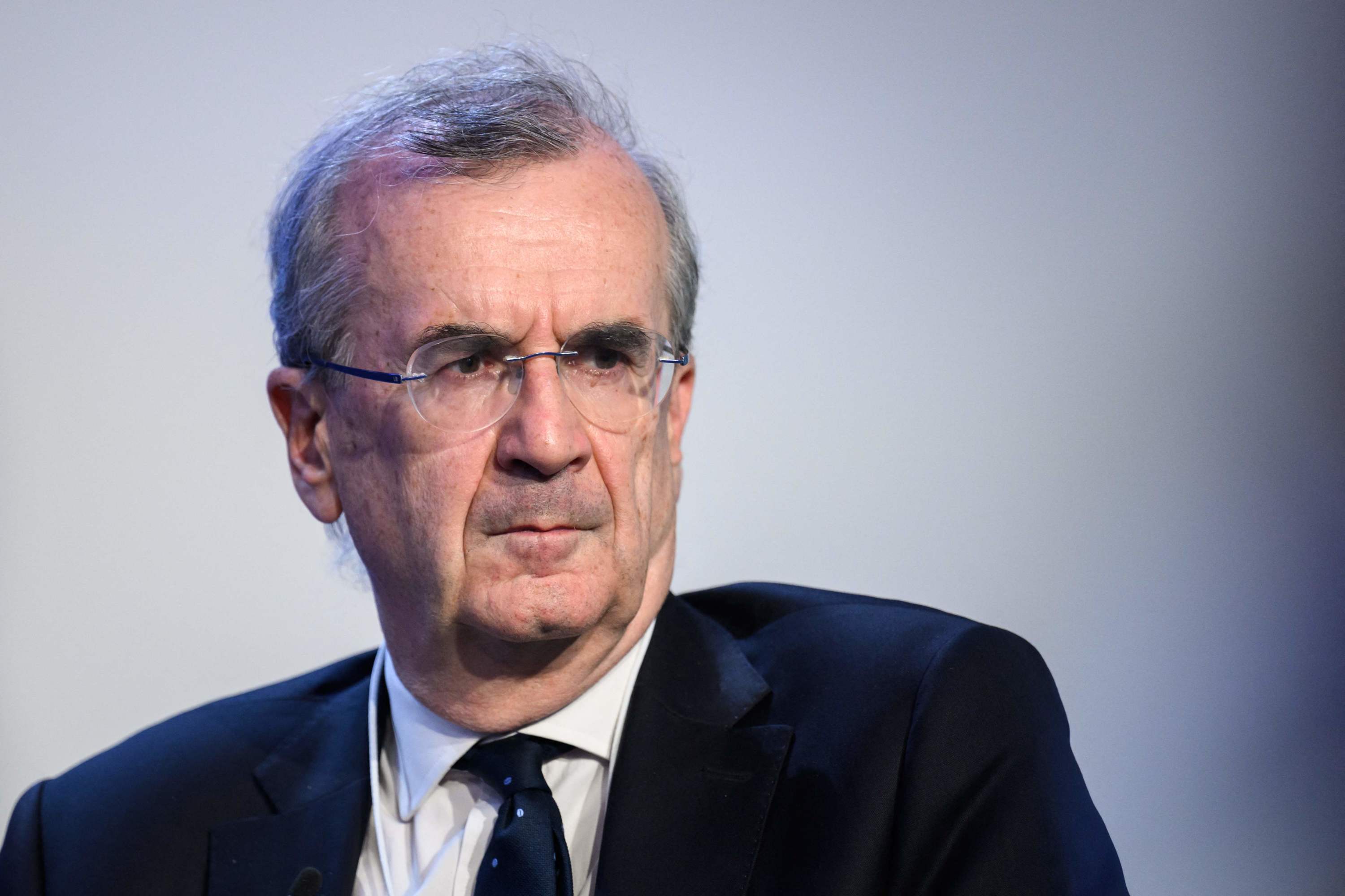 Le gouverneur de la Banque de France met en garde contre les coûts salariaux excessifs et les impôts trop lourds