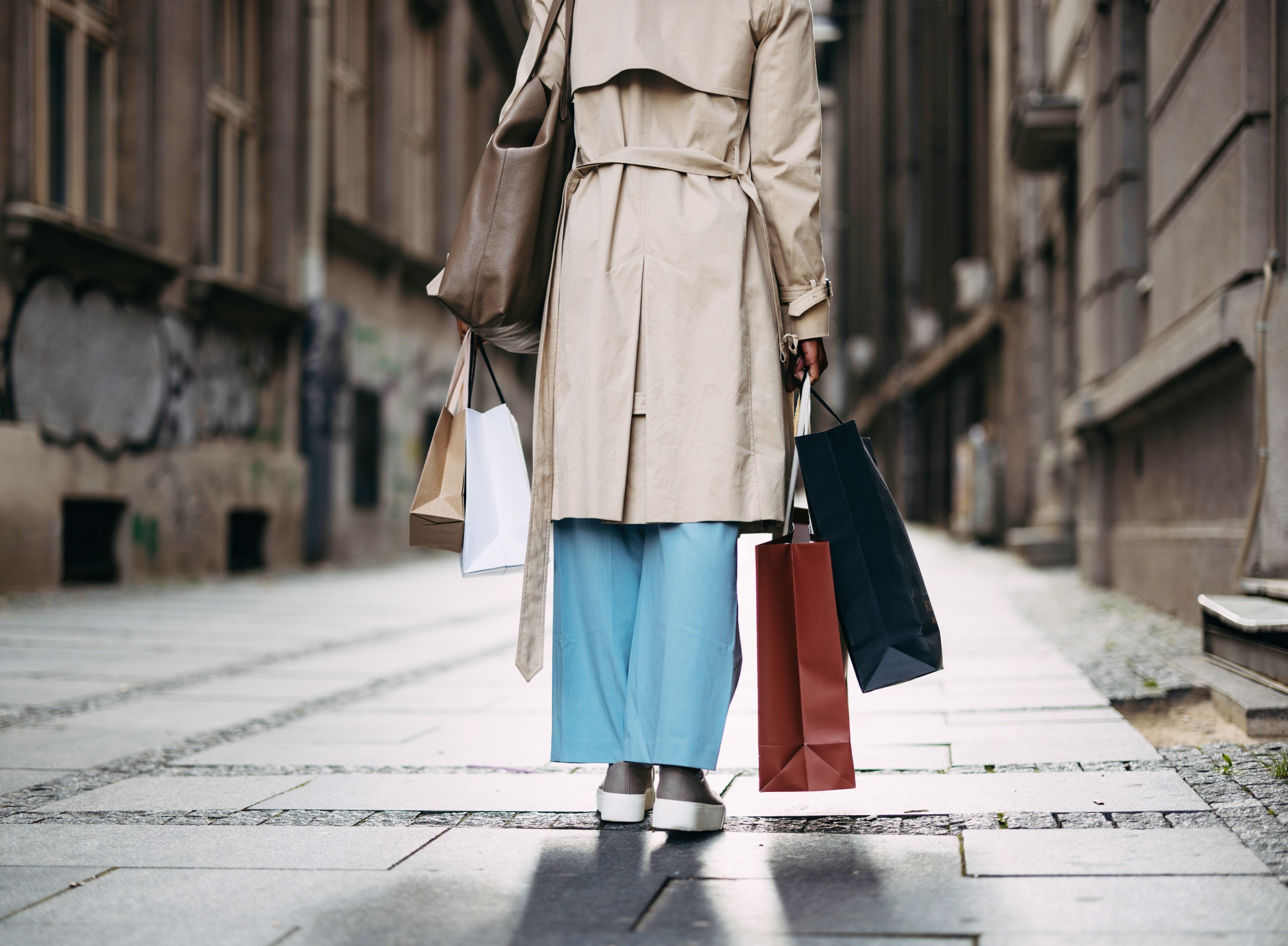 Où acheter des vêtements, chaussures ou de la maroquinerie de luxe moins cher pendant les soldes ?