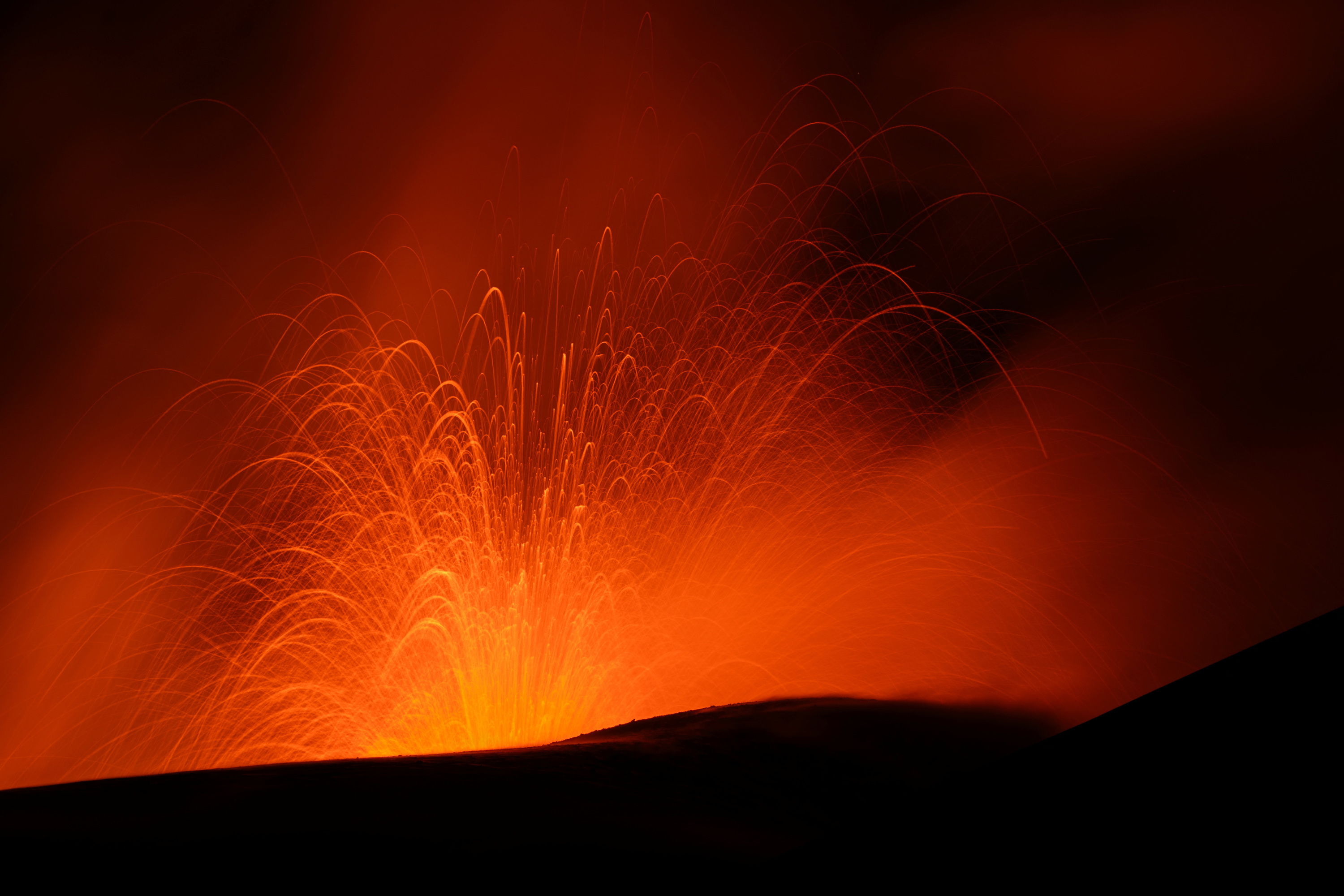 Italie: une éruption de l'Etna entraîne la fermeture de l'aéroport de Catane