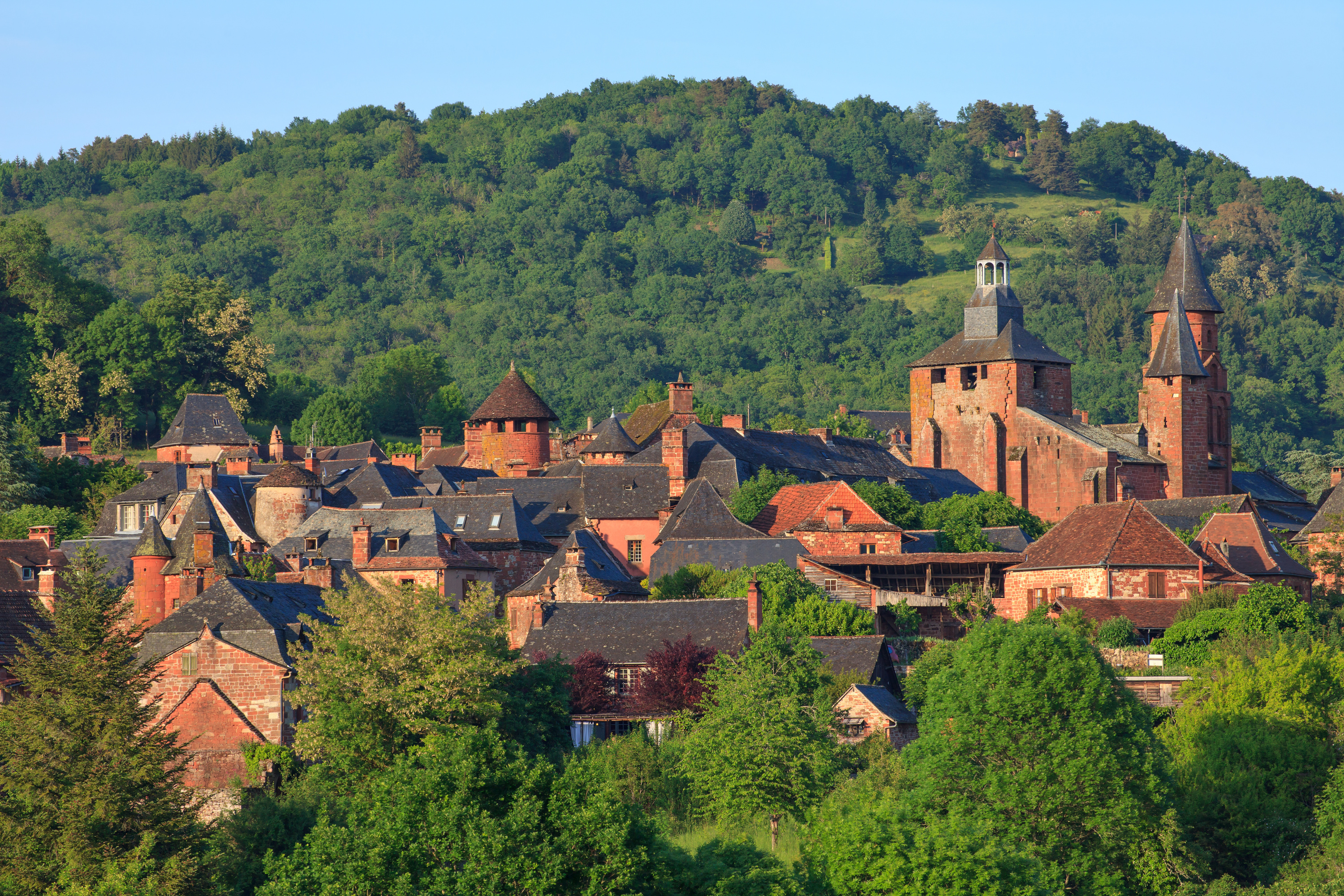 Face au surtourisme, Collonges-la-Rouge ne veut pas devenir  le Disneyland du Quercy 