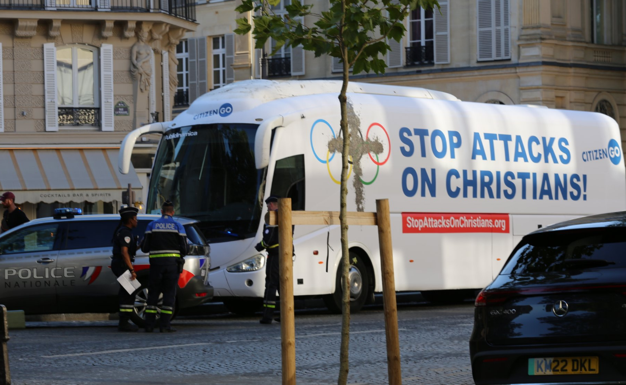 JO Paris 2024 : des militants pro-chrétiens interpellés, après avoir dénoncé la parodie de la Cène dans un bus