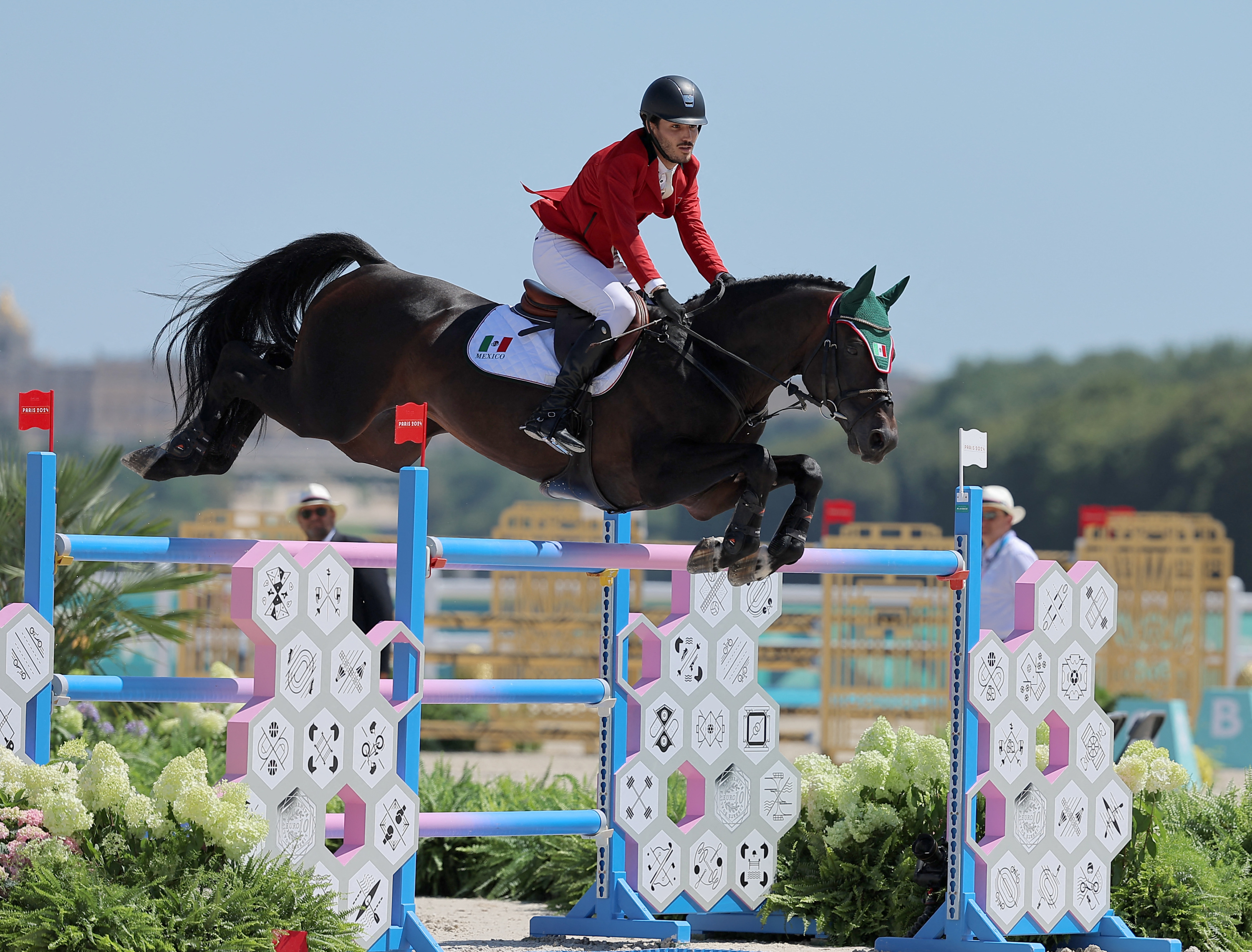 JO - Équitation : en vidéo, un cheval envoie son cavalier dans une rivière en plein concours