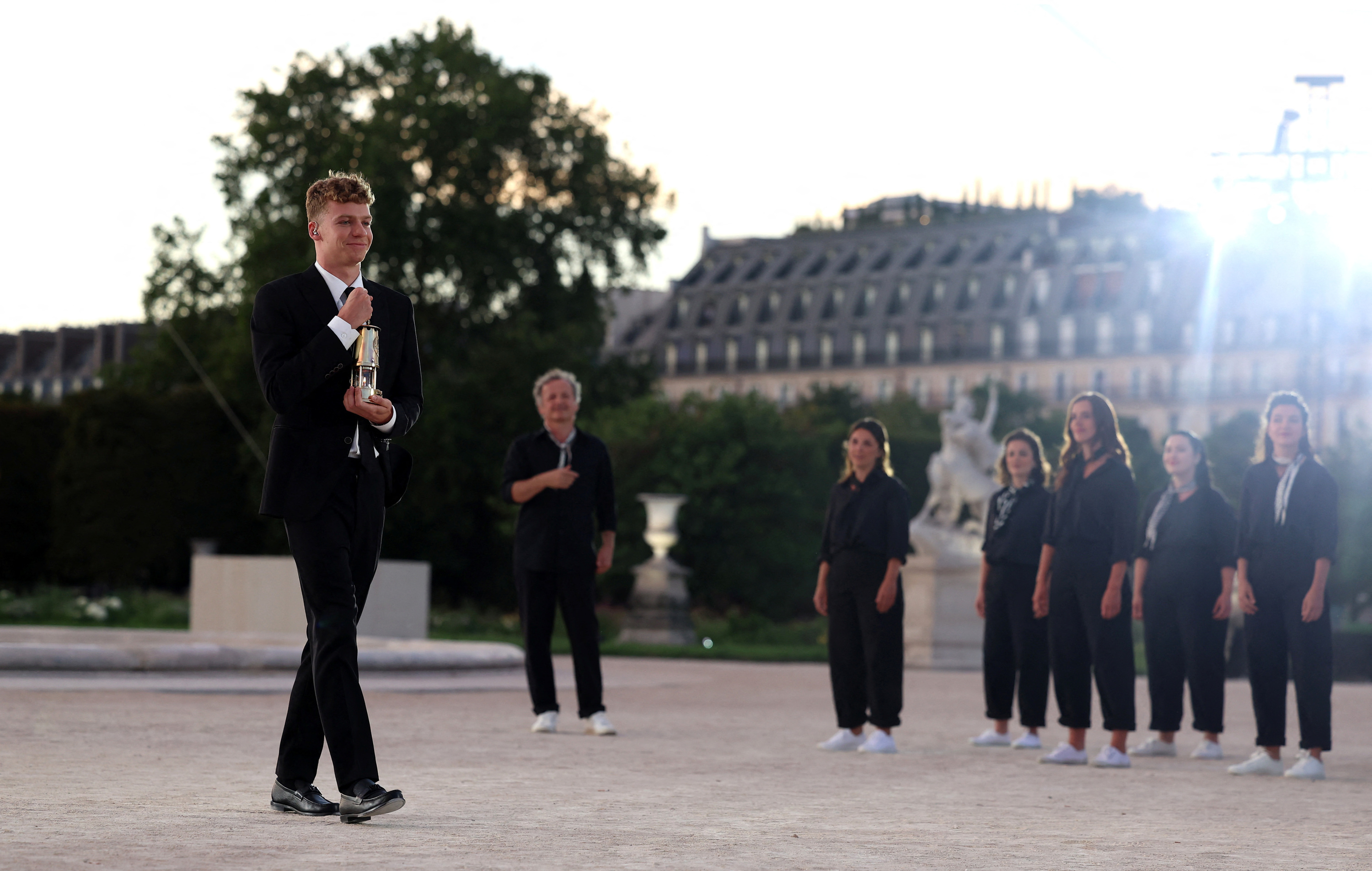 JO Paris 2024 : en vidéo, Léon Marchand ouvre la cérémonie de clôture