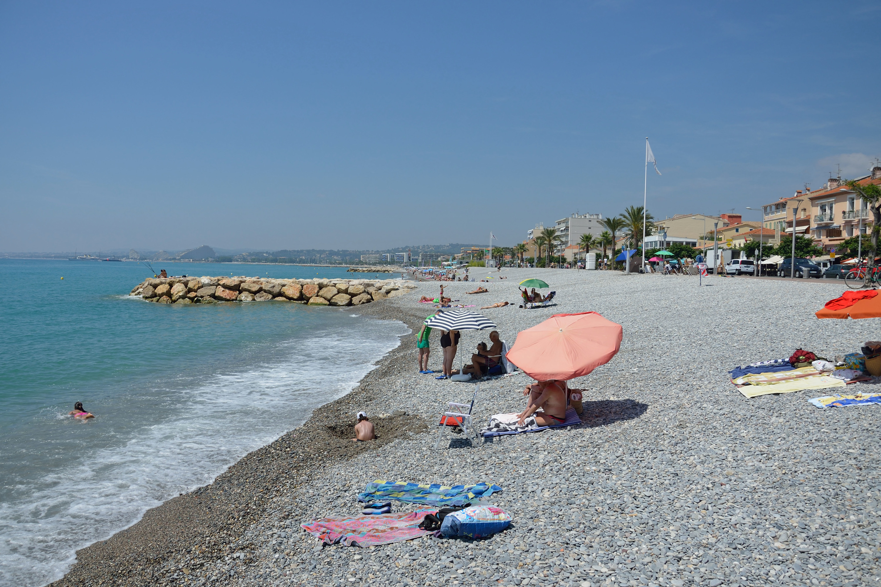 Près de Nice, une commune porte plainte après des épisodes de pollution maritime aux hydrocarbures