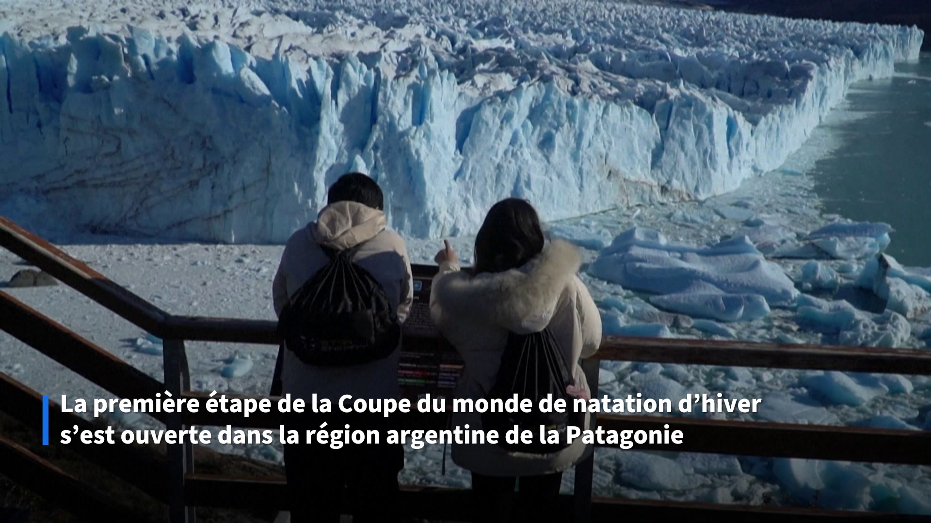 Une compétition de natation organisée au beau milieu d’un glacier en Patagonie