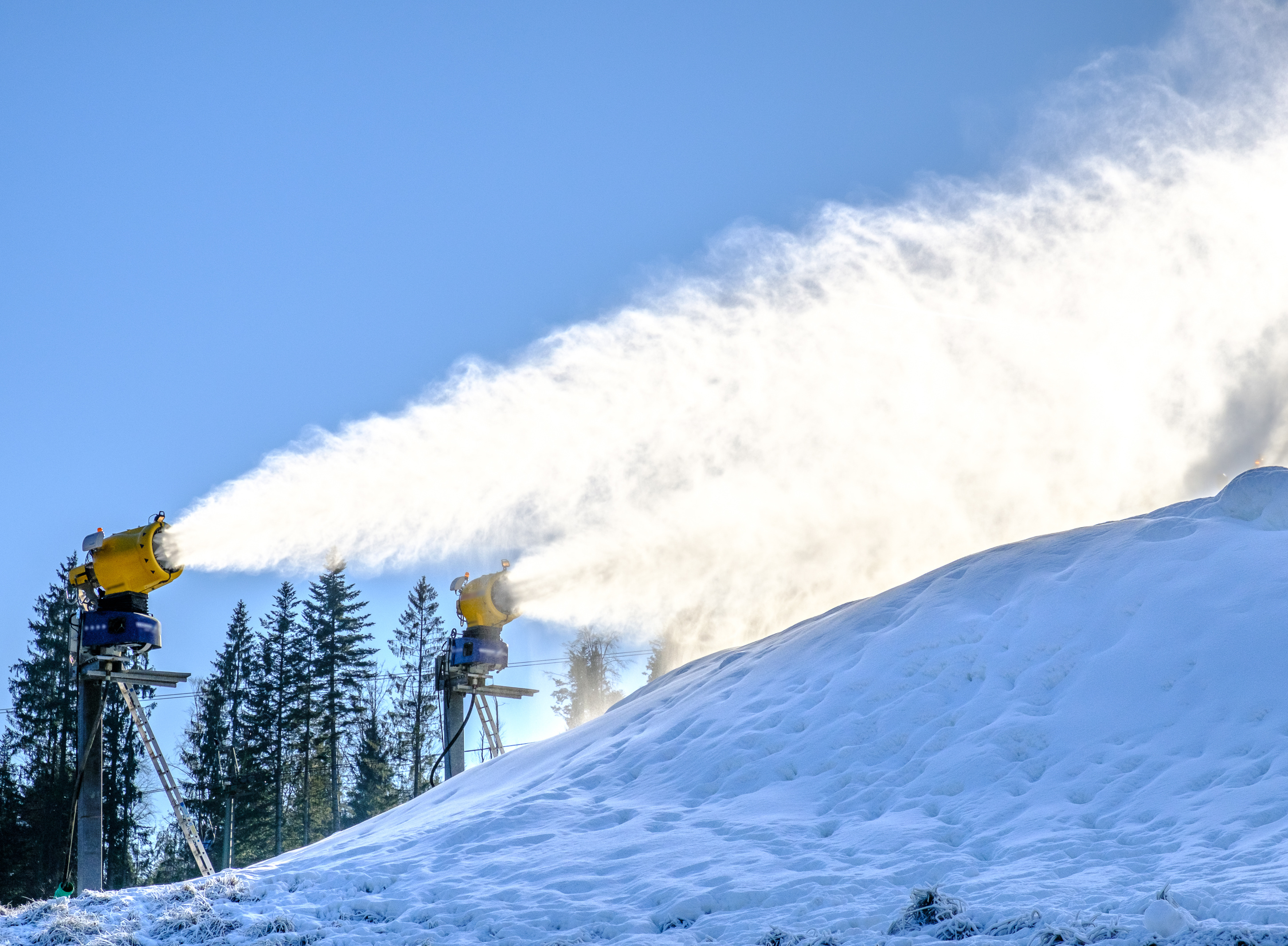 Neige artificielle : la station de ski de La Clusaz a pompé illégalement de l’eau de source pendant de nombreuses années