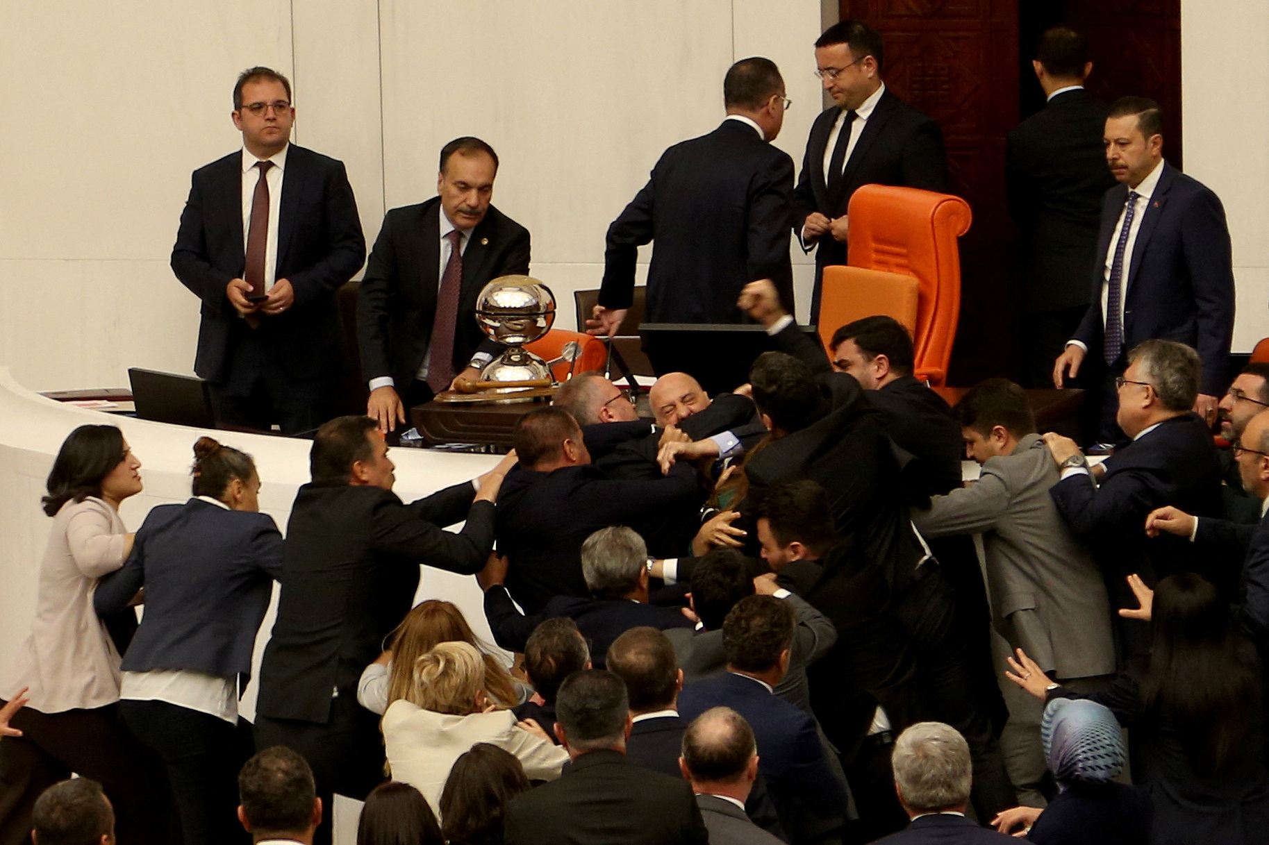 Une violente bagarre éclate au Parlement turc, deux députés blessés