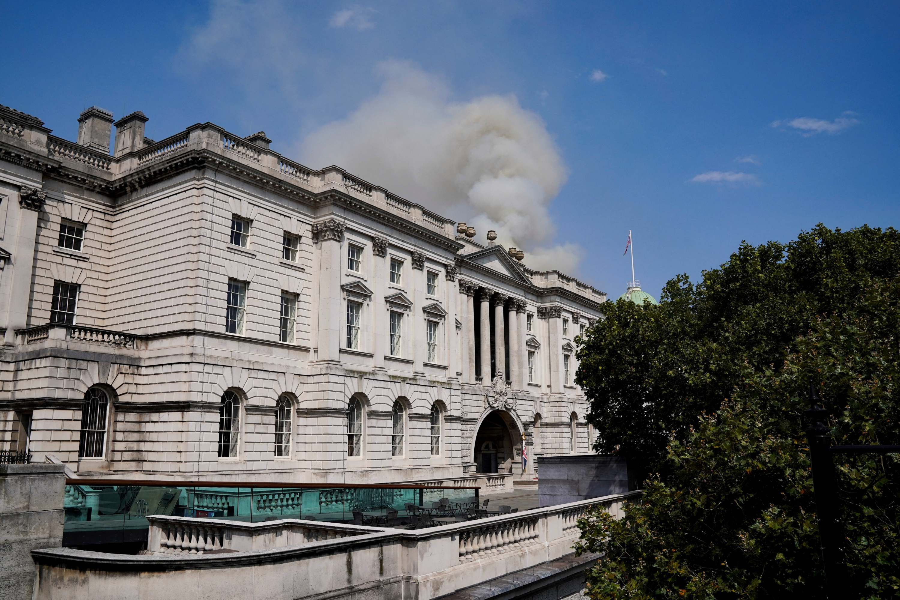 Londres : incendie sur le toit d'un centre d'art, une centaine de pompiers mobilisés