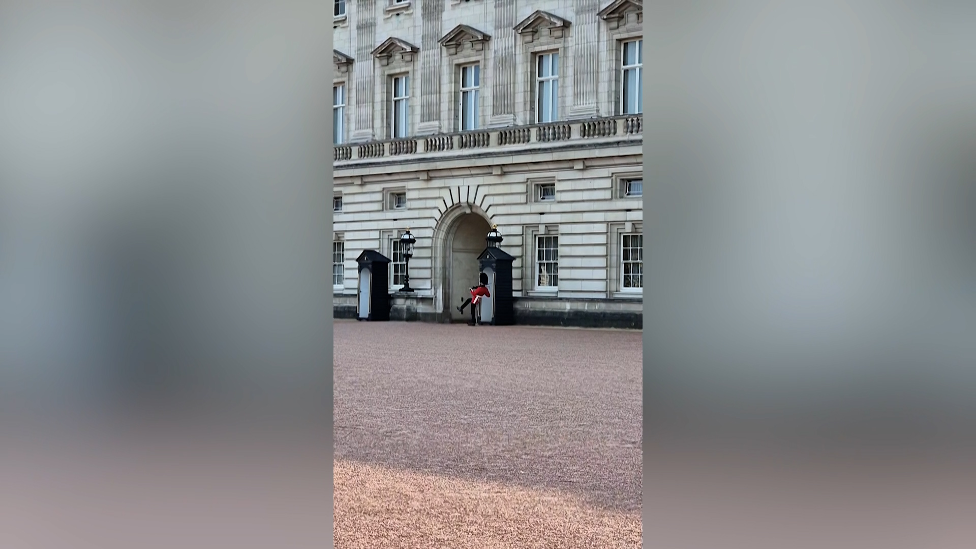 Un touriste filme le palais de Buckingham et immortalise par hasard la chute d’un garde