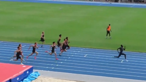 Athlétisme : en vidéo, un sprinteur australien de 16 ans affole les compteurs après sa victoire au 100m en... 10sec20