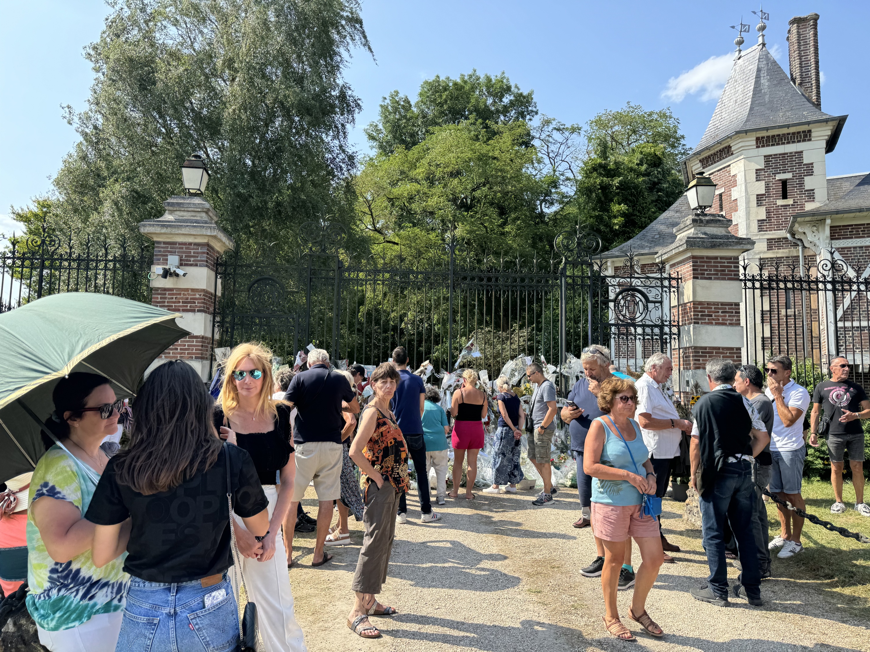 C’était un homme d’honneur : à Douchy, les fans d’Alain Delon lui rendent un dernier hommage