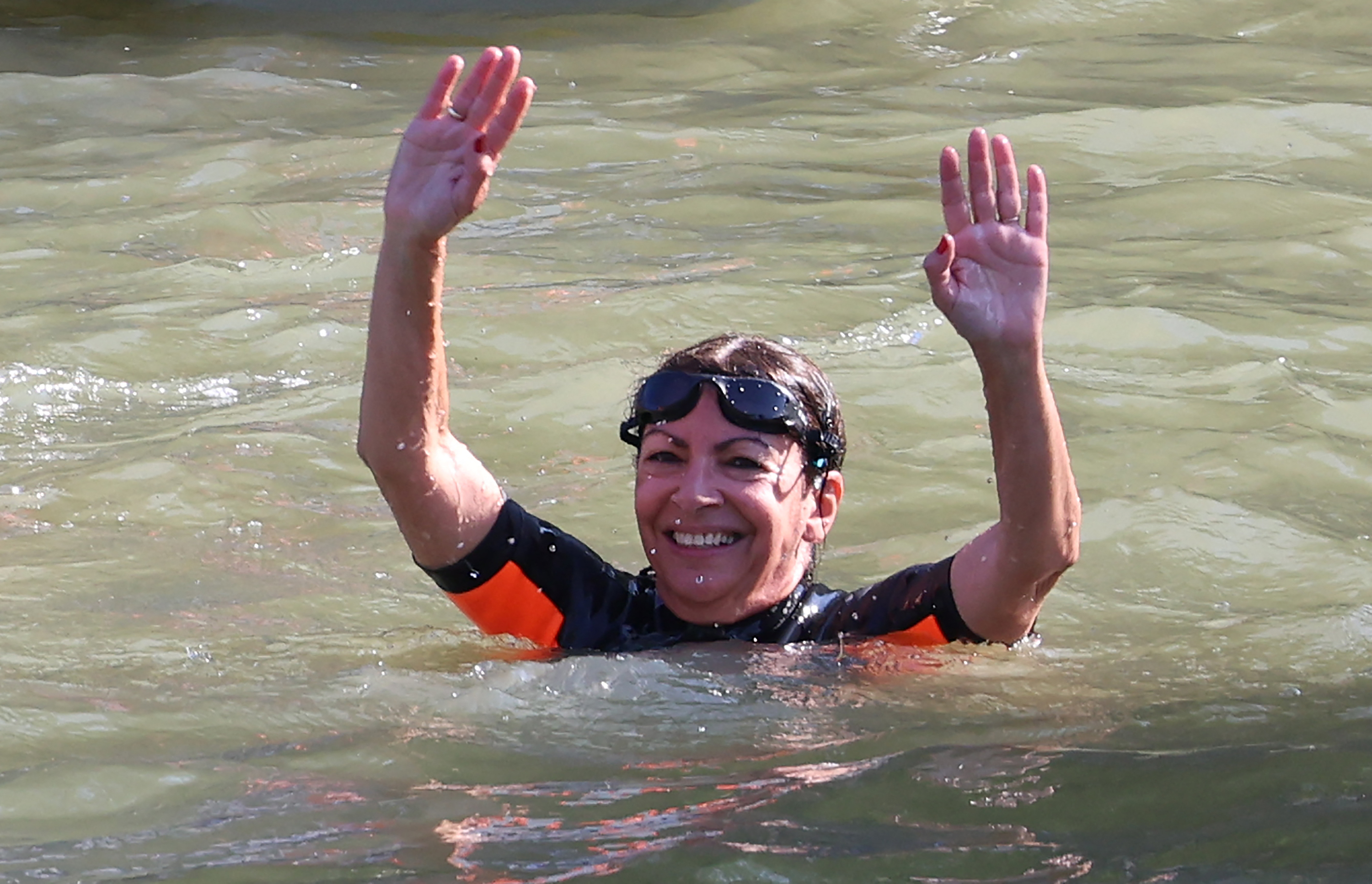 À la veille de l'ouverture des Jeux paralympiques, Anne Hidalgo se baigne à nouveau dans la Seine