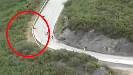 Tour d’Espagne : en vidéo, la chute impressionnante de Brandon McNulty qui passe sous la barrière de sécurité