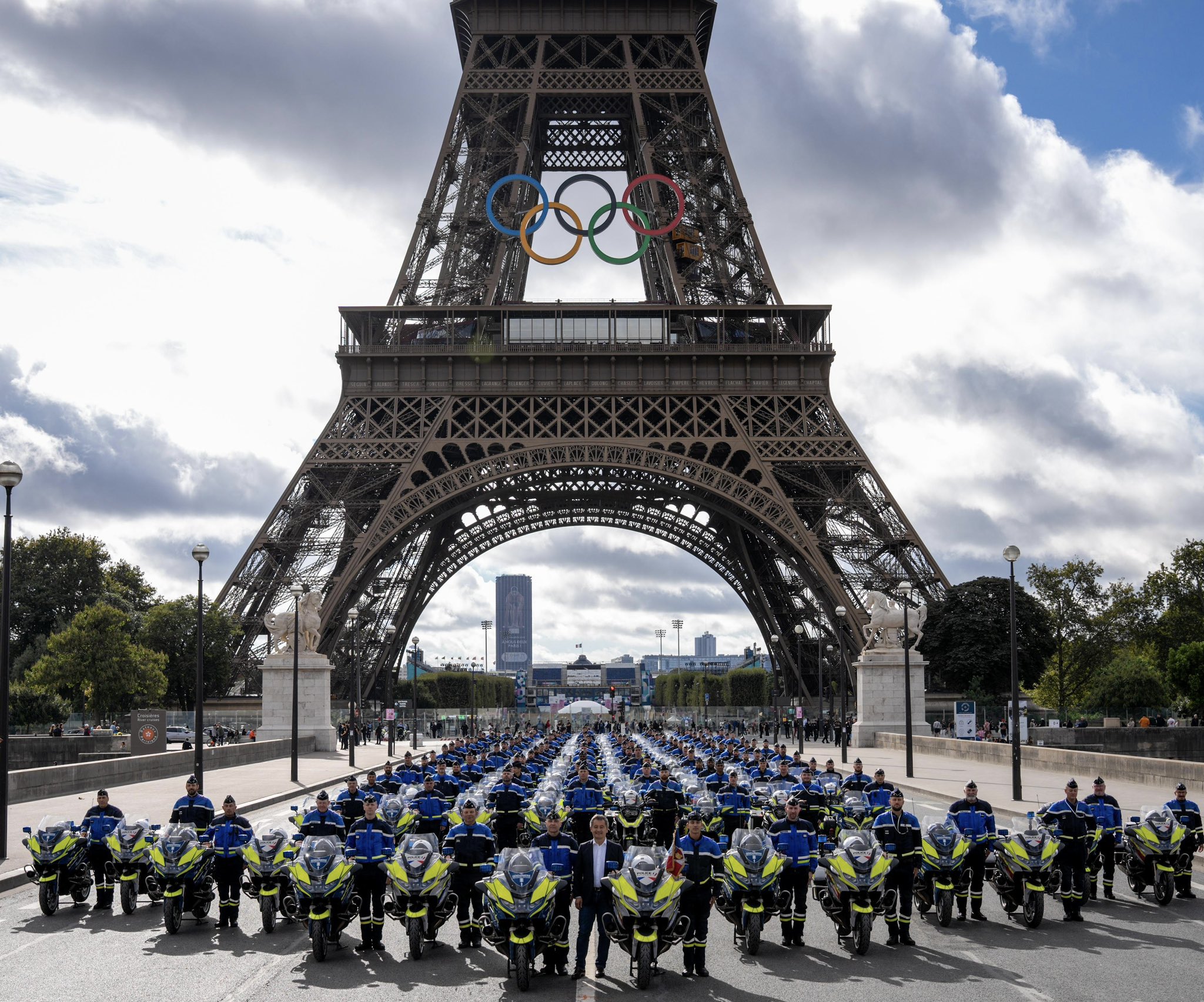 Gérald Darmanin pose sous la tour Eiffel avec des centaines de motards de la gendarmerie et de la police nationales