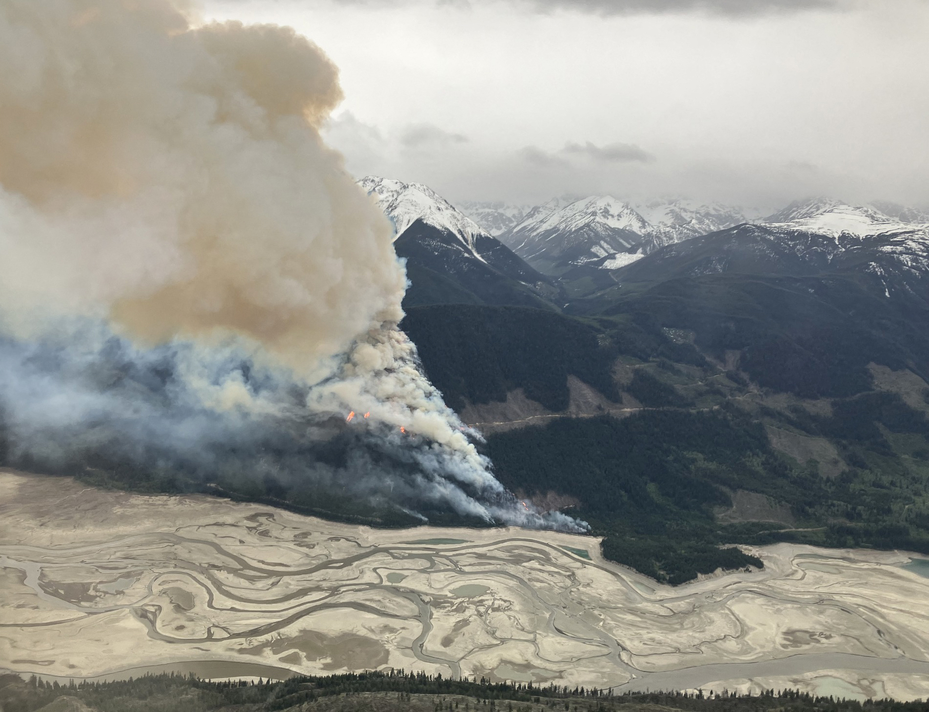 «C’est catastrophique» : les feux de forêt géants, un cauchemar pour le tourisme au Canada