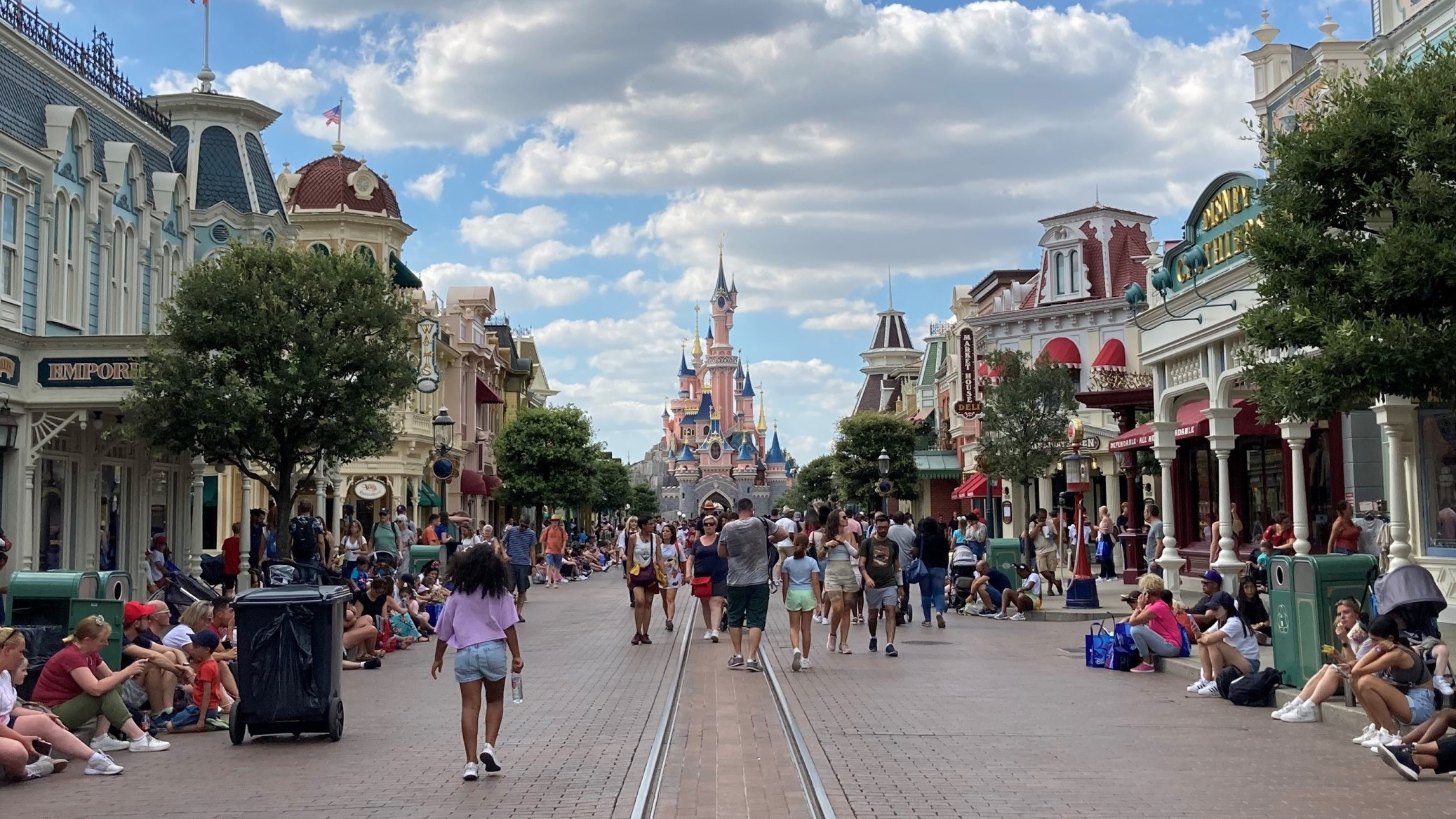 Disneyland Paris veut recruter 7000 salariés pour ses attractions, hôtels et restaurants