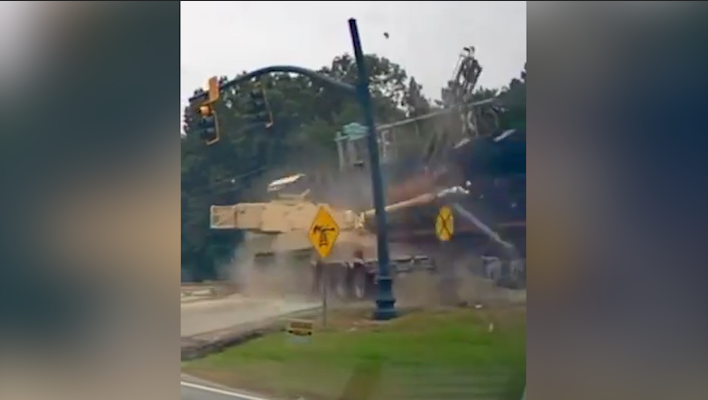 États-Unis : les images saisissantes d’un choc entre un train et... un char d’assaut