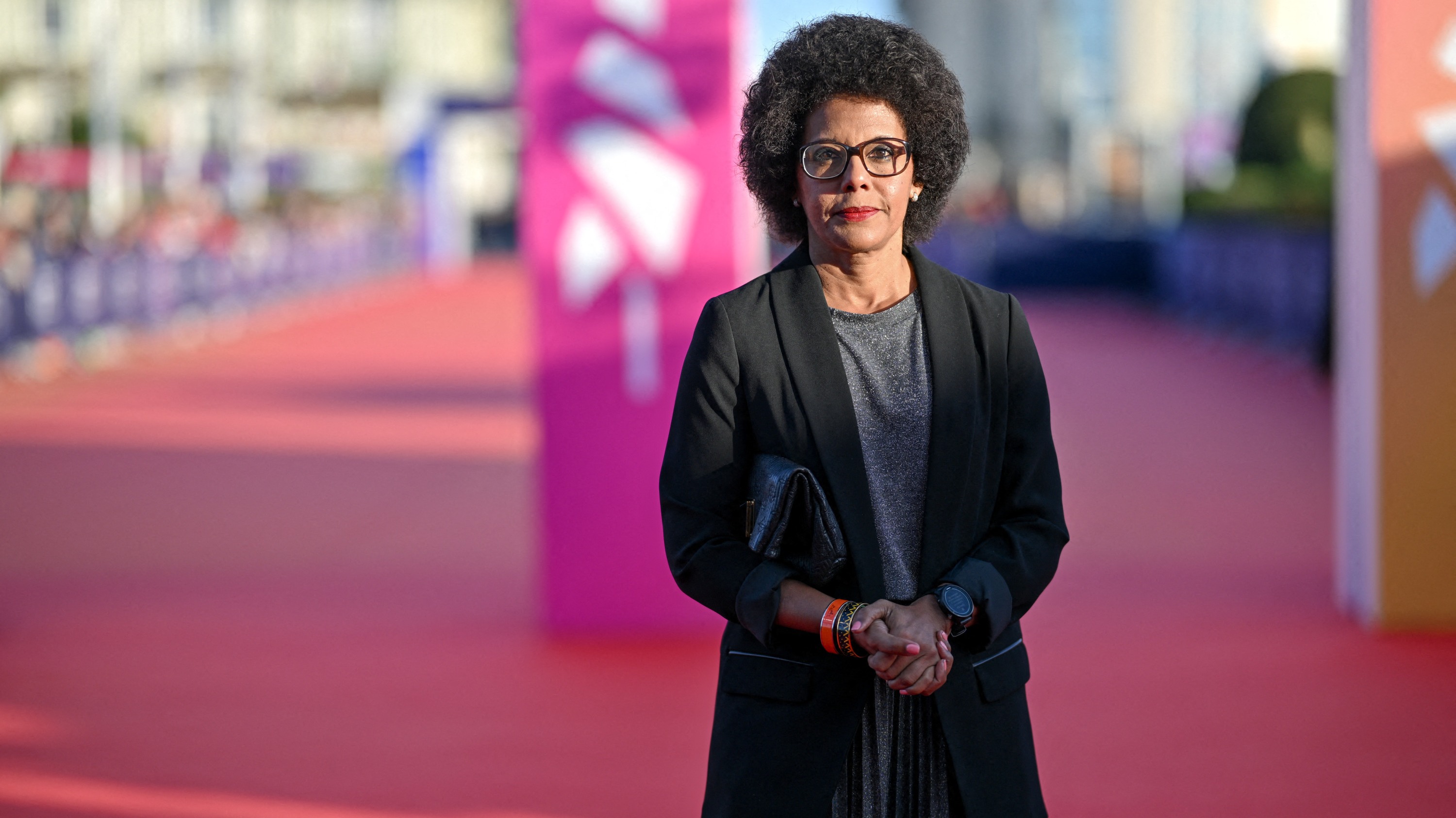 Audrey Pulvar foule le tapis rouge du Festival du film de Deauville avec sa coupe afro naturelle