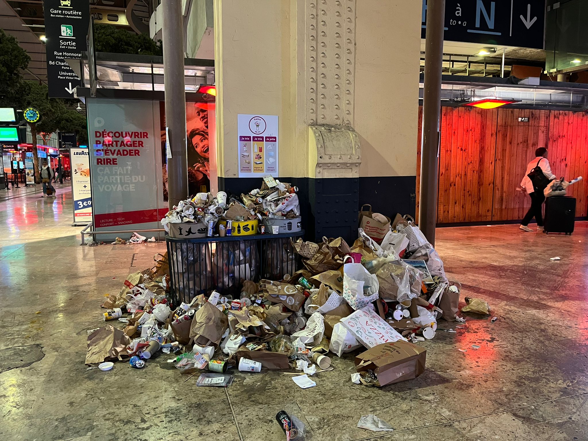 Marseille : une nouvelle grève fait déborder les poubelles de la gare Saint Charles