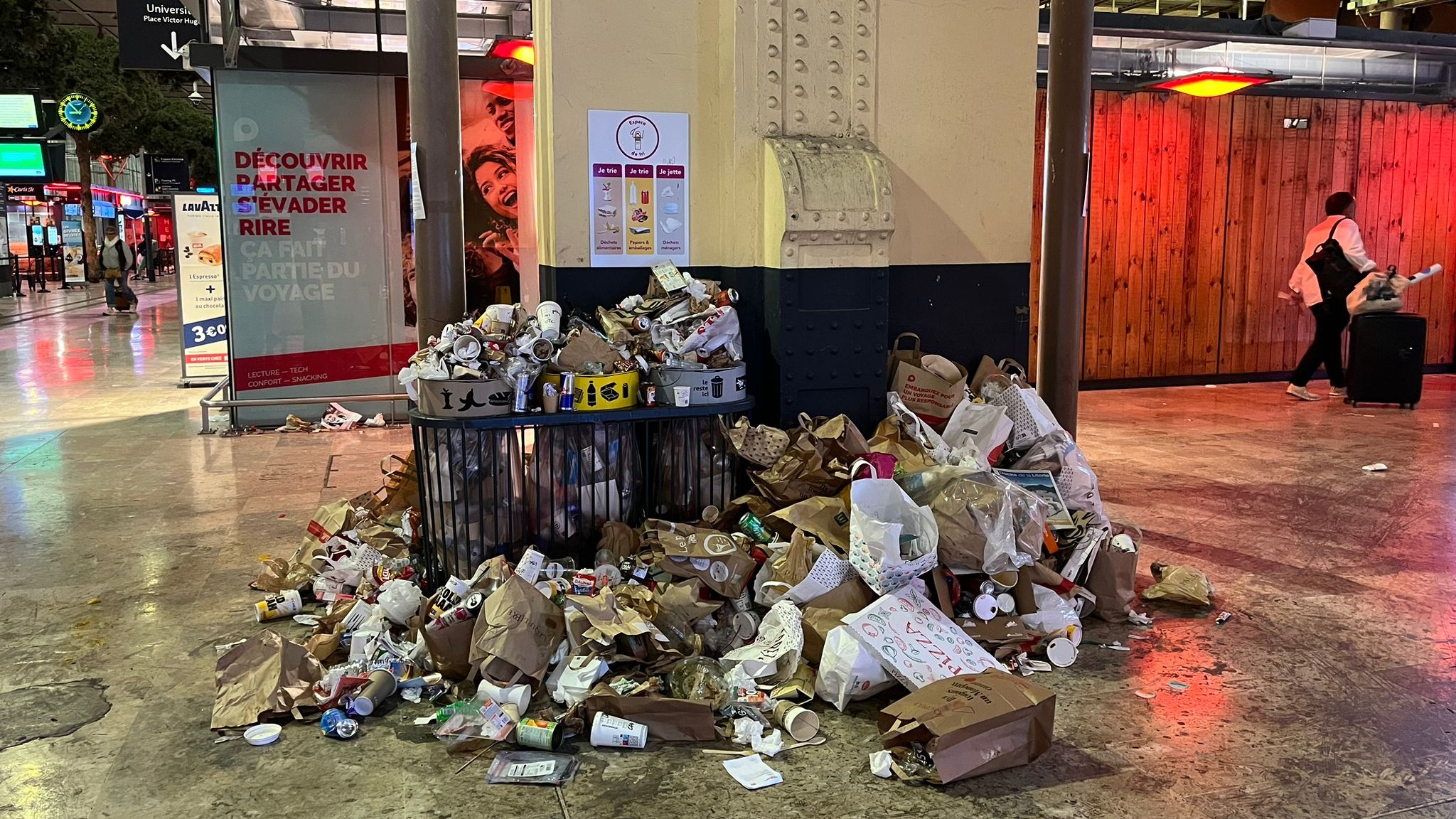 Marseille : une société privée réquisitionnée pour ramasser les poubelles à la gare Saint-Charles