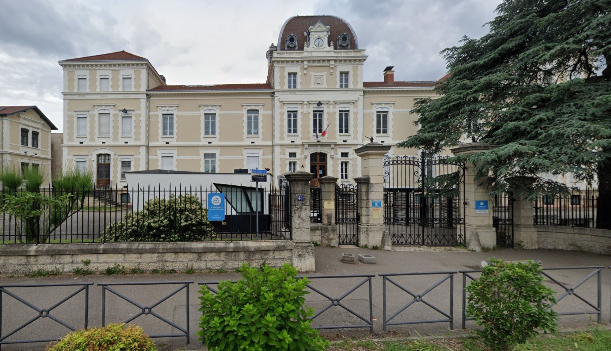 À Villeurbanne, un lycéen casse le nez de son professeur en classe pour un portable confisqué