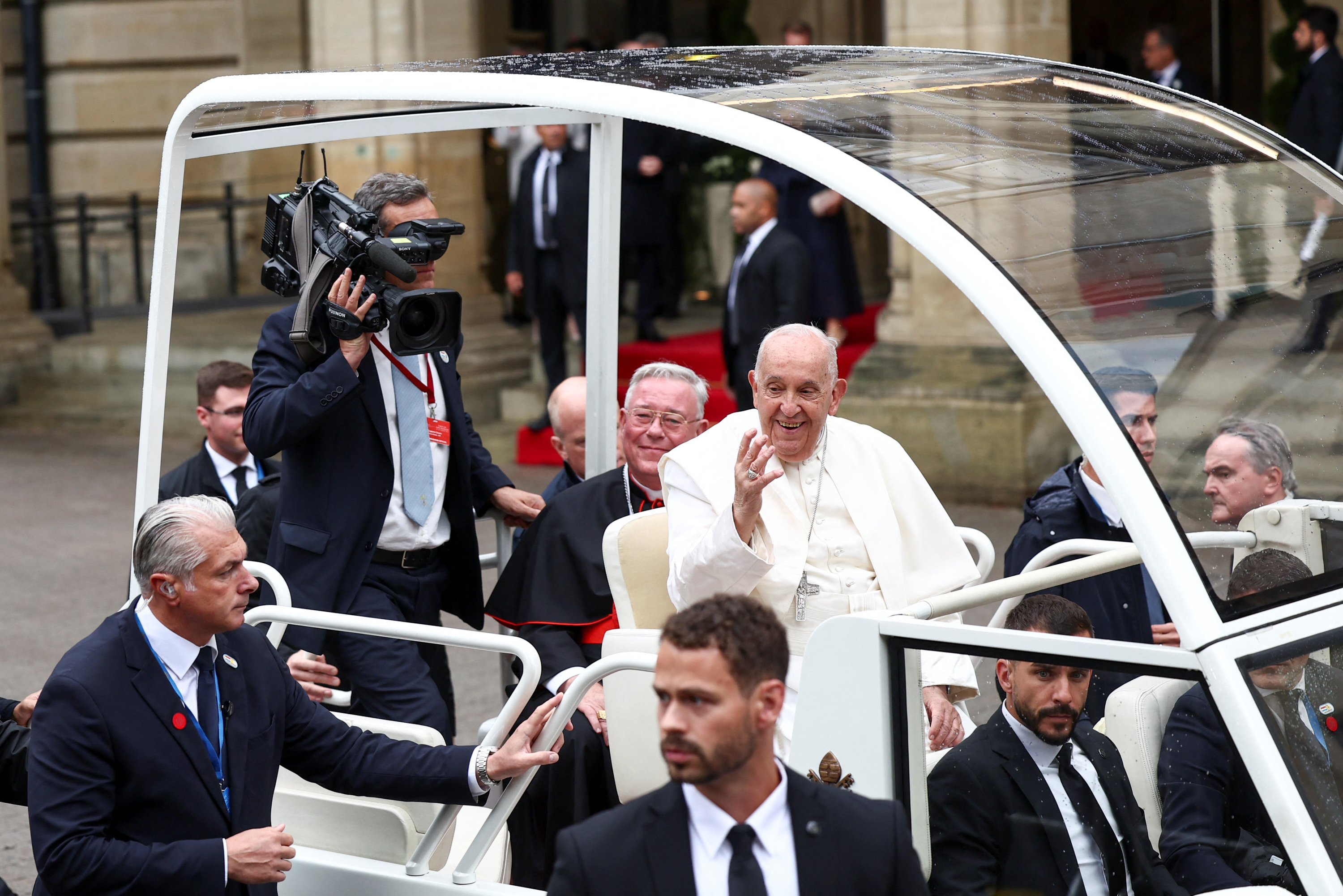 «La corrida est un péché!»: des manifestants perturbent la visite du pape François au Luxembourg