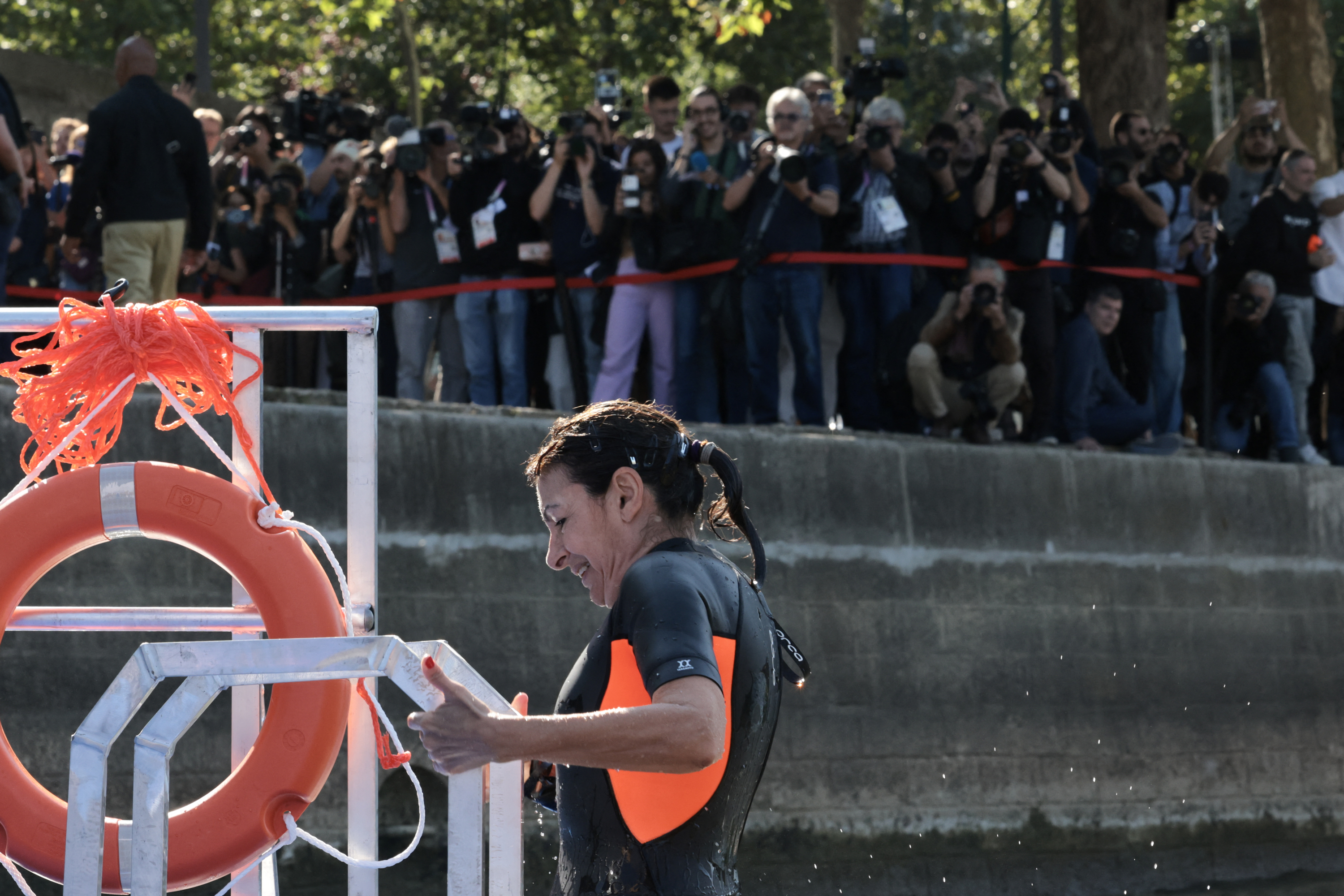 JO 2024 : la combinaison d’Anne Hidalgo pour sa baignade dans la Seine entre au musée