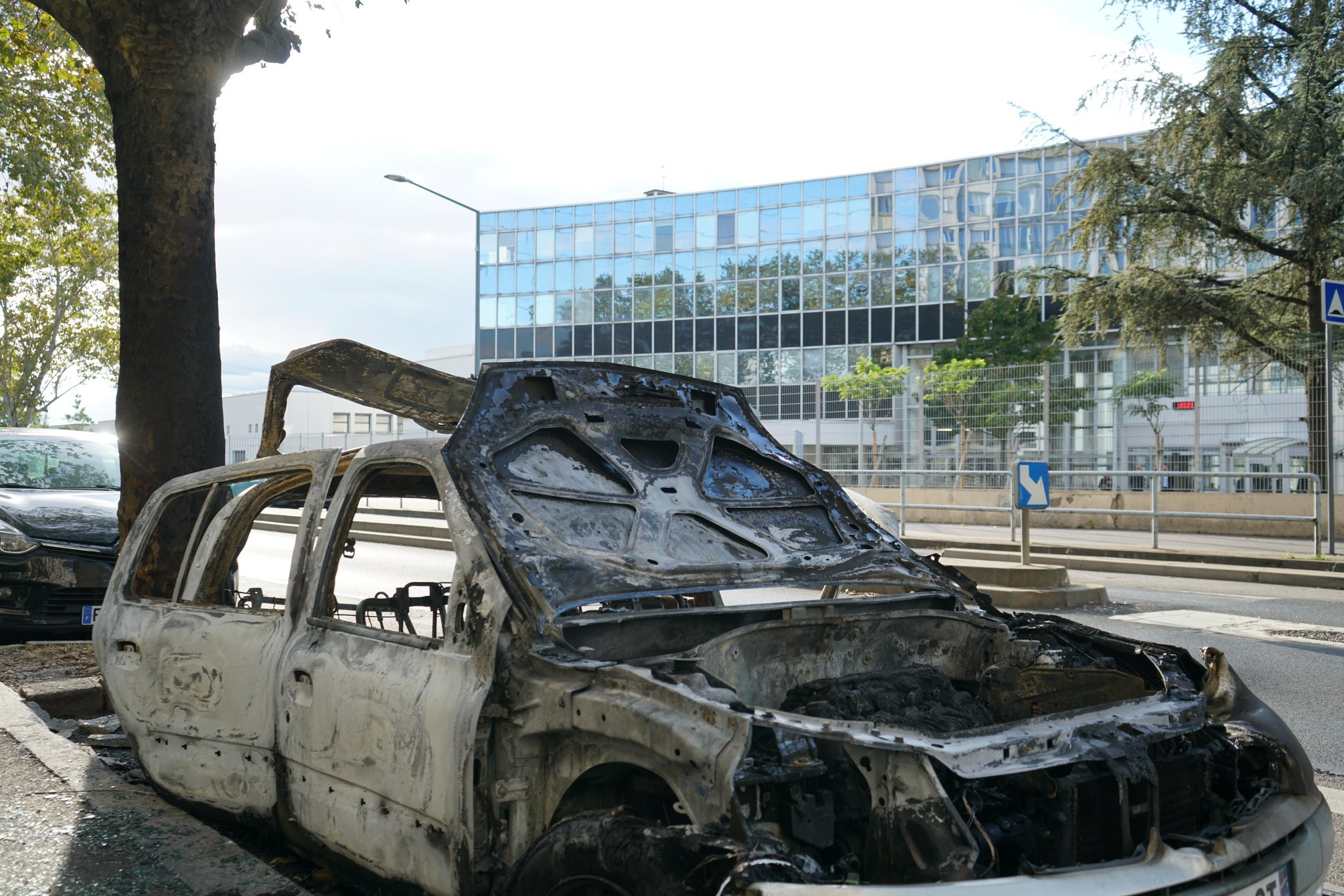 Attaque d’un lycée à Vénissieux : le président de la région prêt à supprimer les aides aux «voyous»