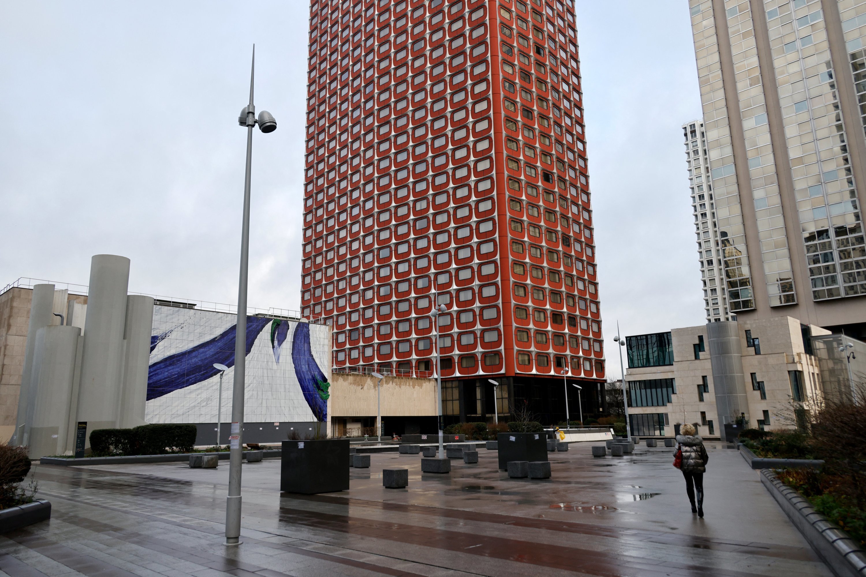 Rixe sur la dalle de Beaugrenelle : les trois mis en cause déférés devant un juge, le blessé grave a quitté l’hôpital