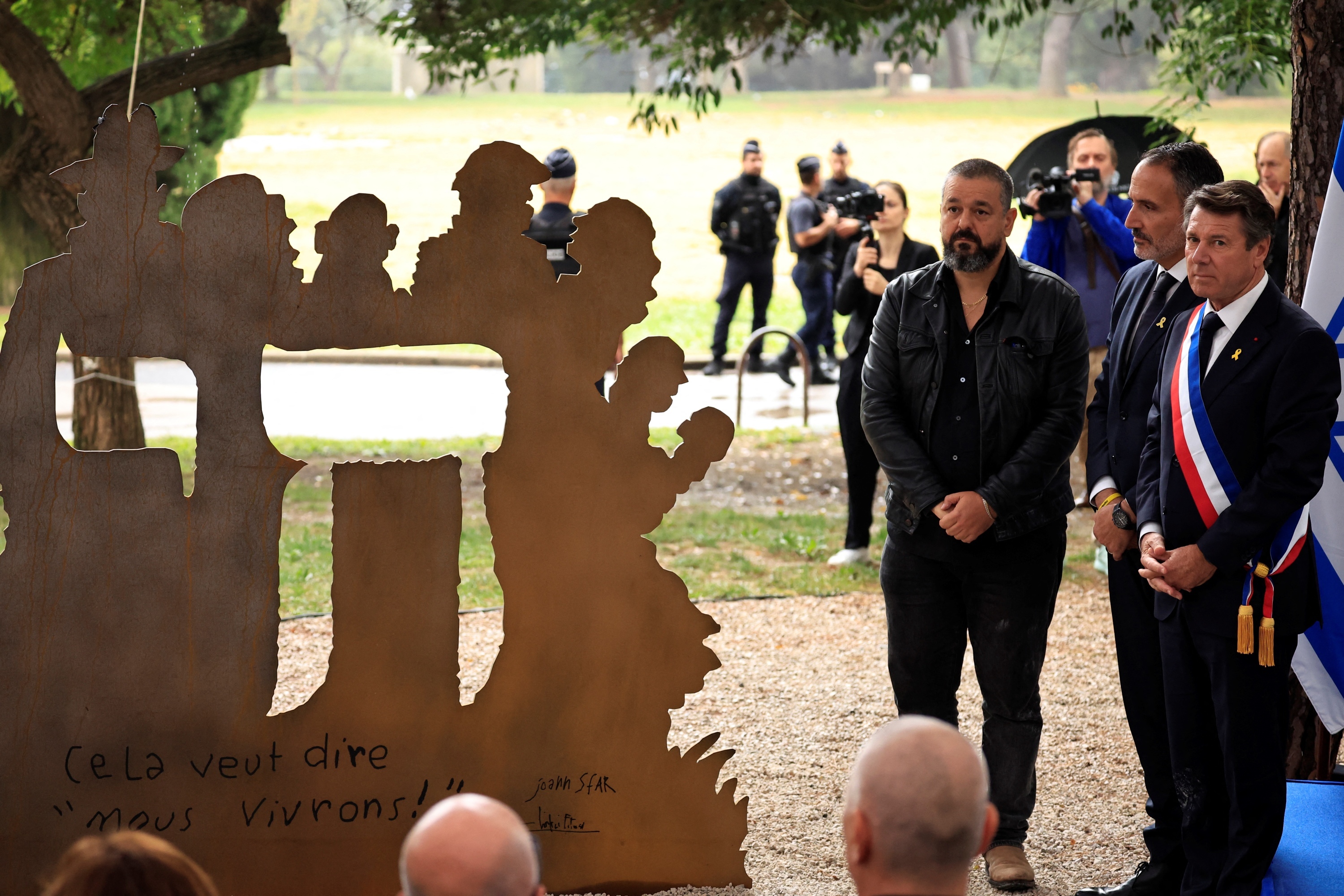 Nice commémore le 7 octobre avec un discours combatif et une œuvre de Joann Sfar