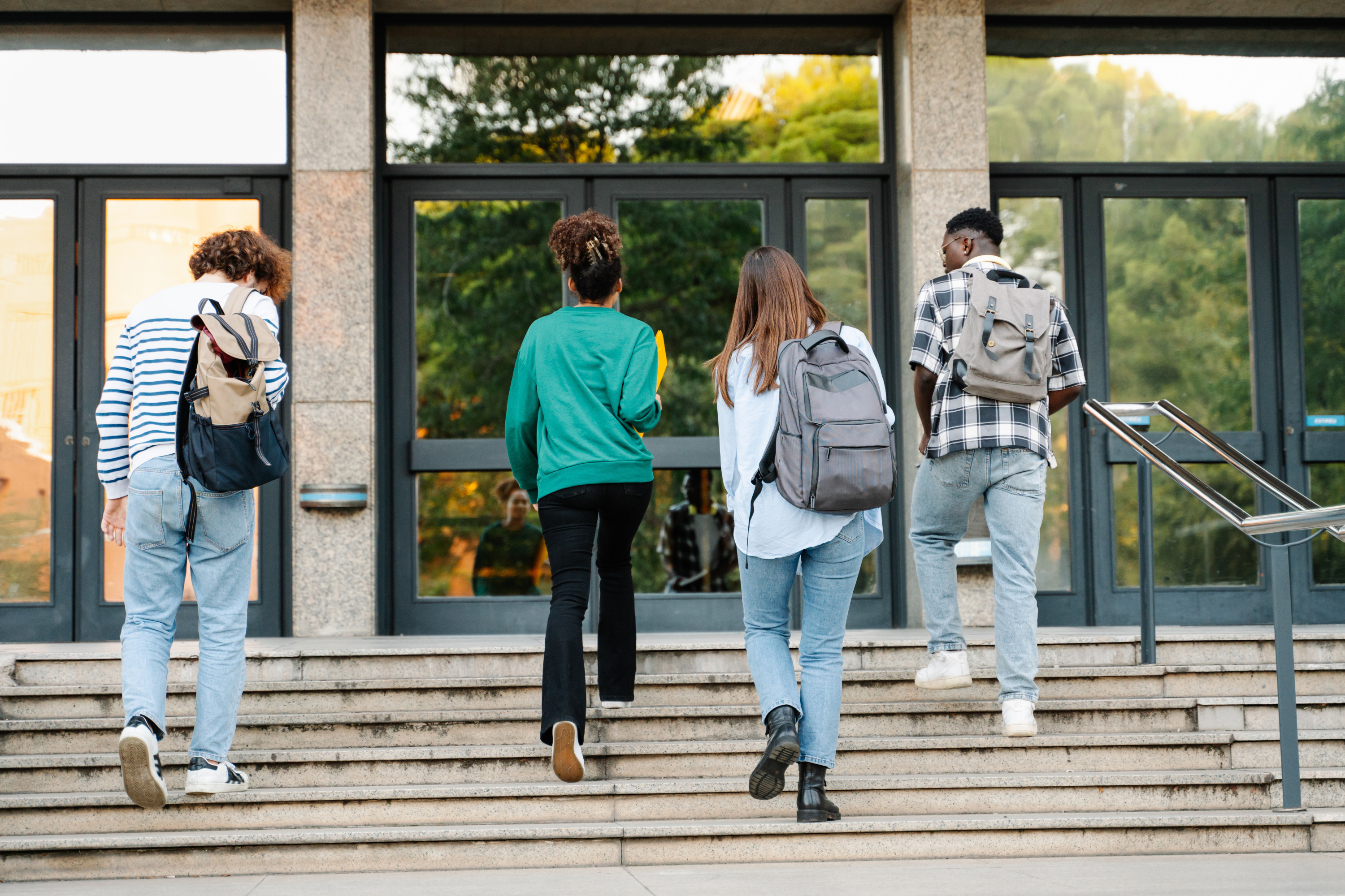 Nord : une lycéenne frappe son enseignante qui lui demandait de retirer son voile