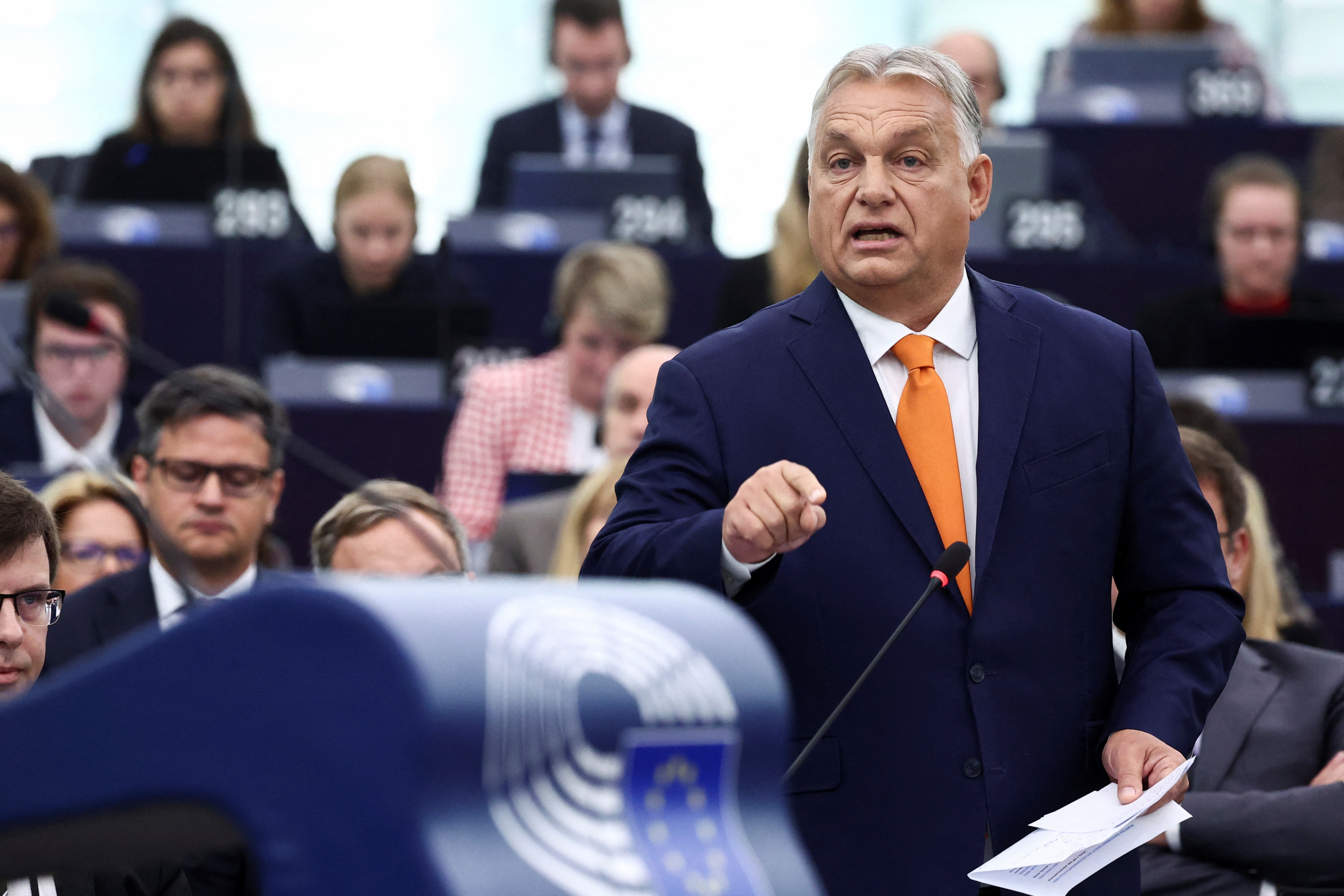 «O bella ciao, bella ciao !!»: des eurodéputés chantent en chœur contre la prise de parole de Viktor Orban au Parlement