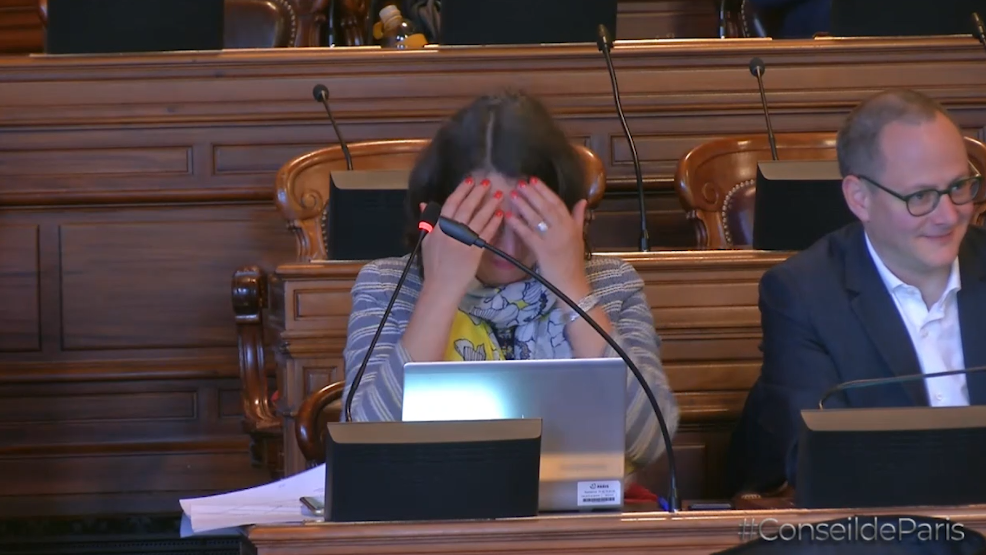 «J’ai honte...»: moment de flottement au Conseil de Paris lorsqu’une conseillère écologiste s’emmêle les pinceaux