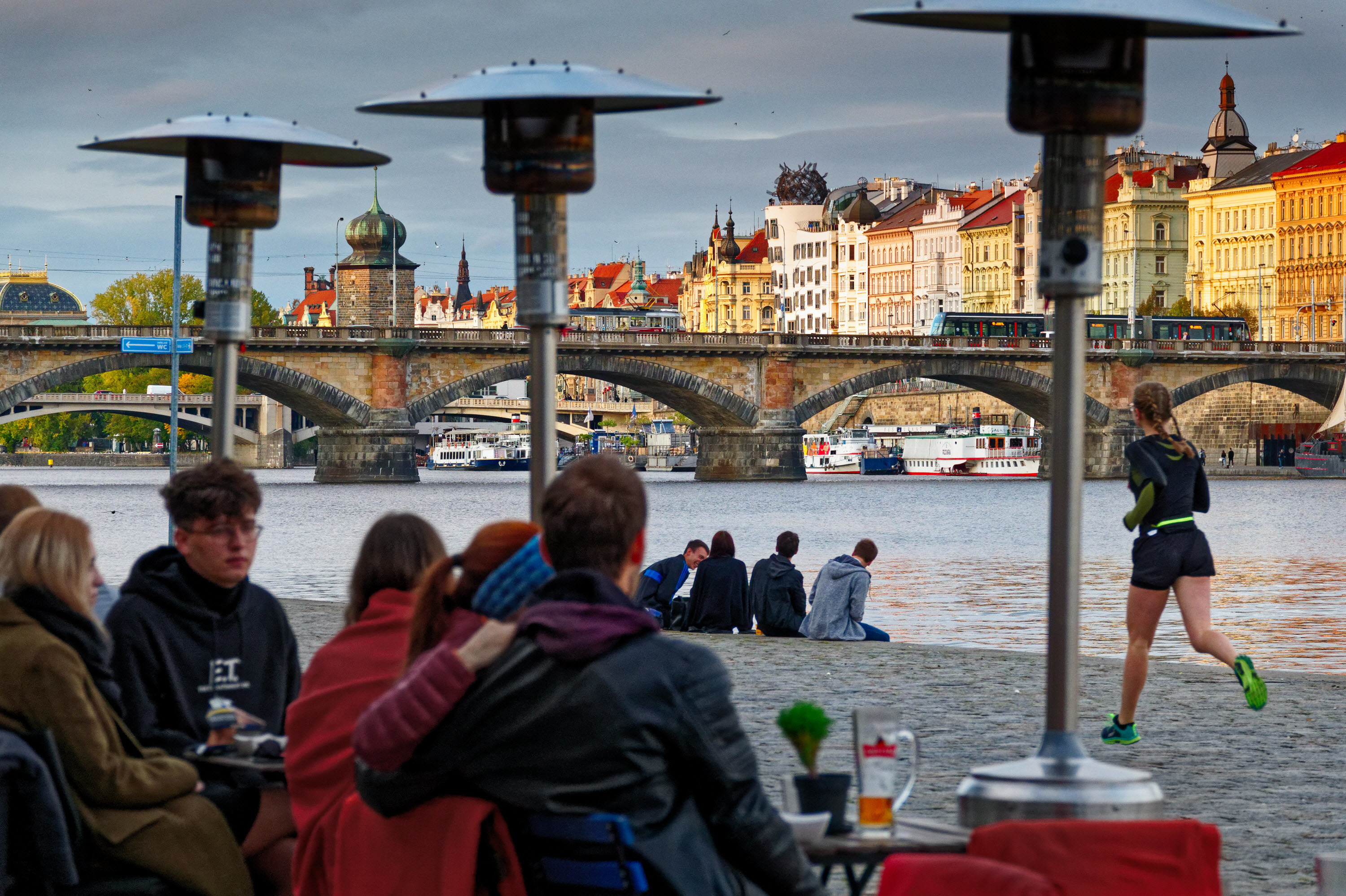 En quête de touristes «cultivés», Prague interdit les virées nocturnes dans ses bars