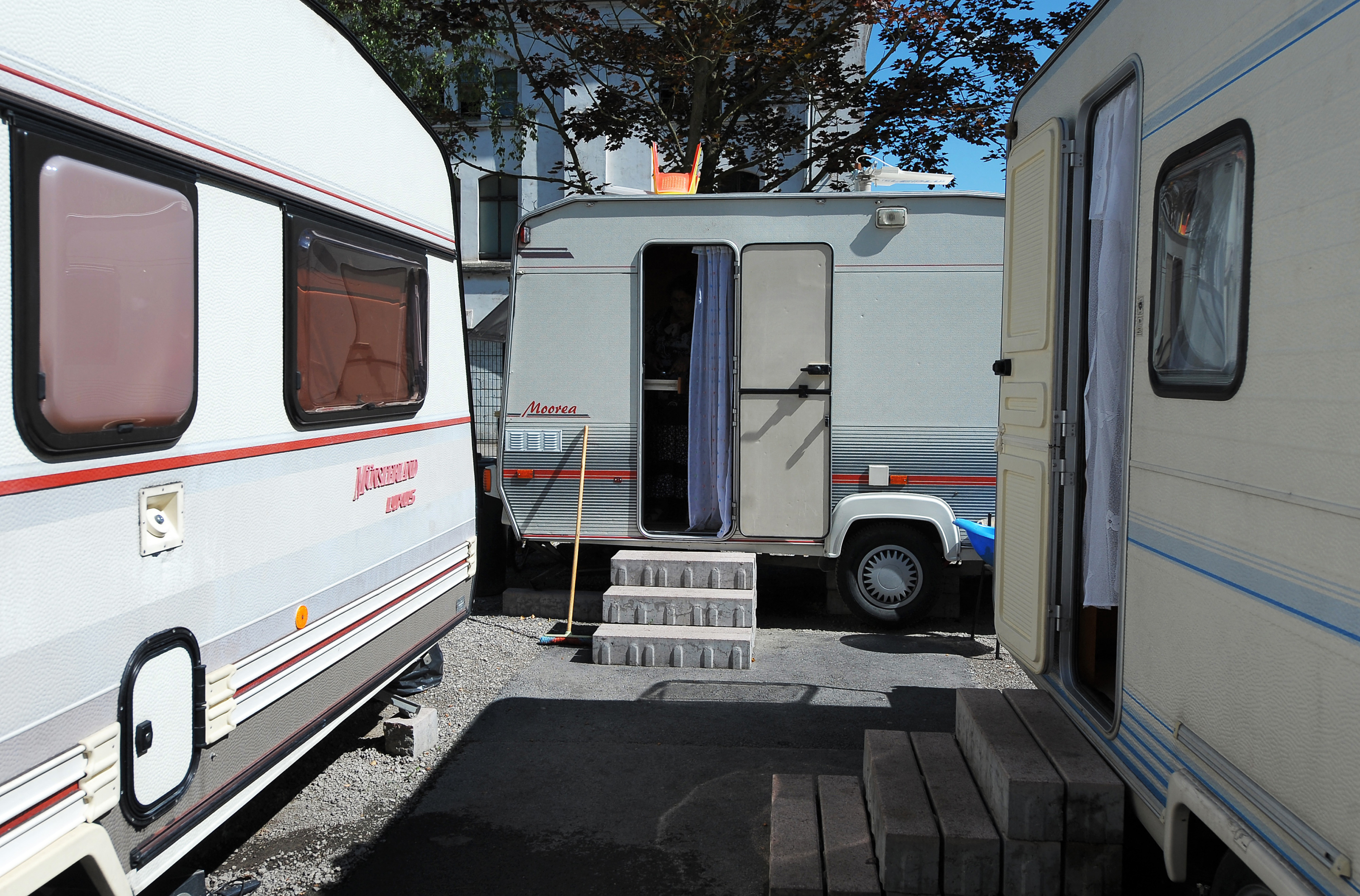 Excréments en plein air, pagaille dans les rayons... 200 caravanes squattent le parking d’un centre commercial en Gironde