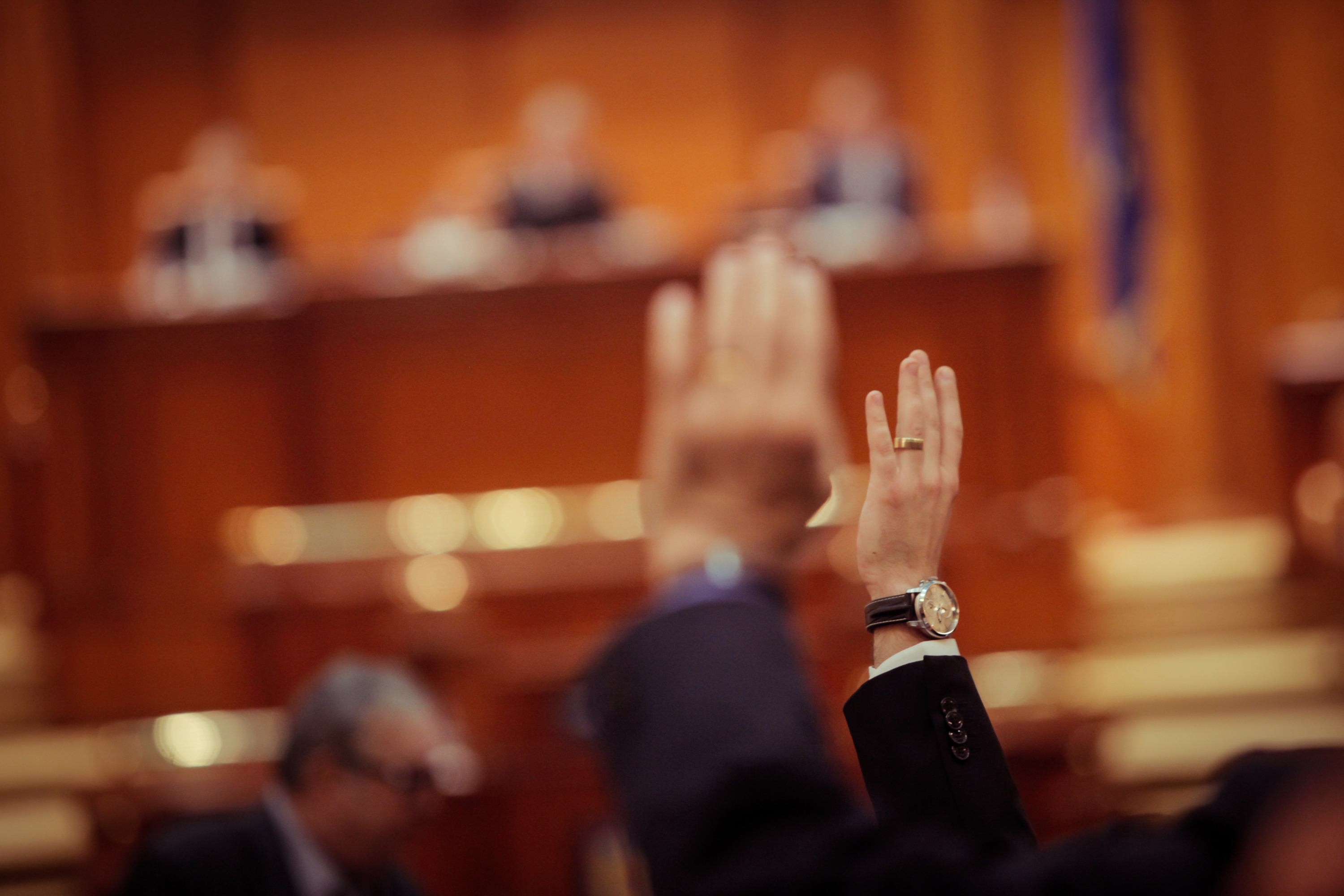 Budget 2025 : les députés votent pour étendre la taxe sur les hauts revenus