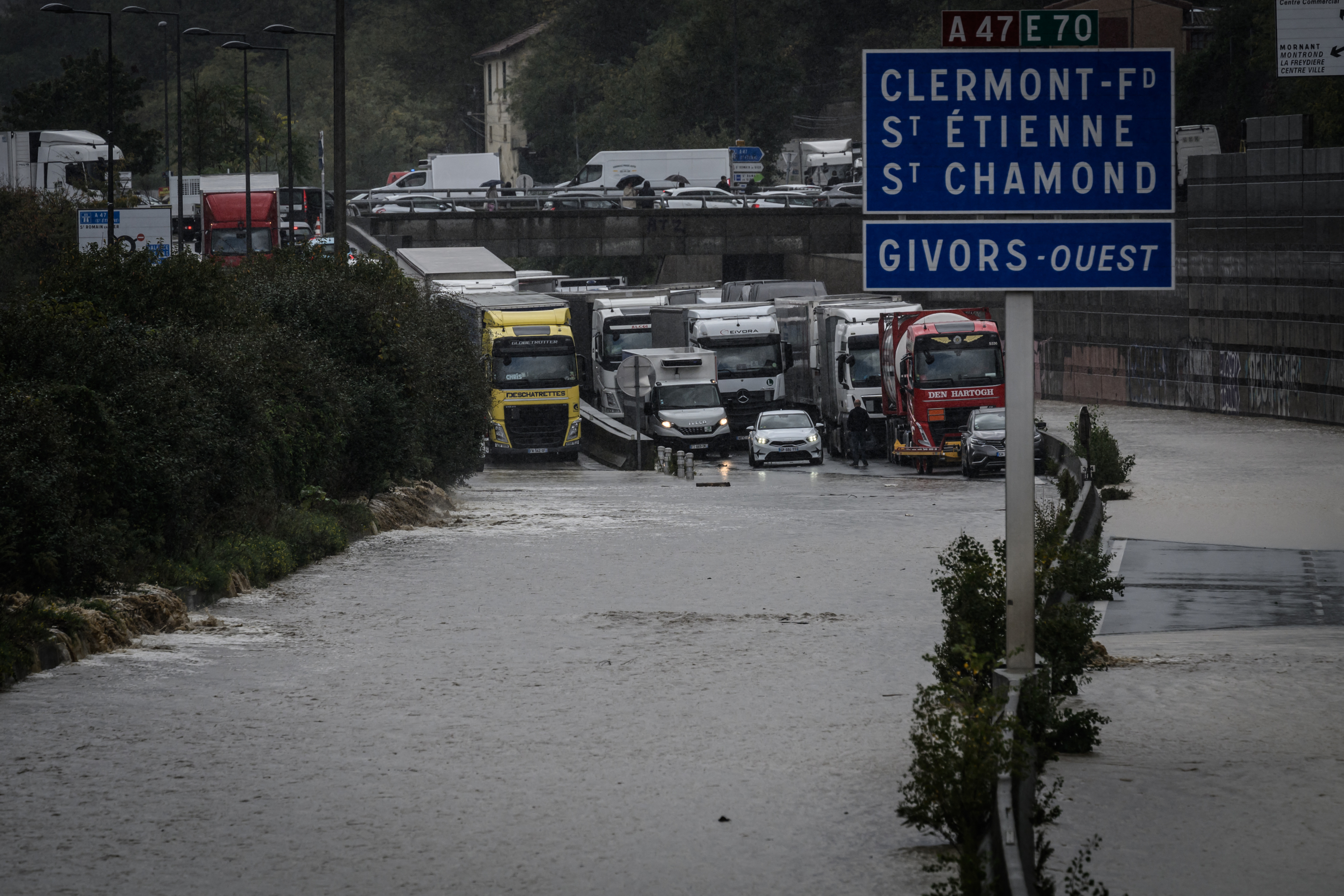 Coincés dans les magasins et les écoles par les crues, les habitants du sud du Rhône craignent une nouvelle vague de pluie