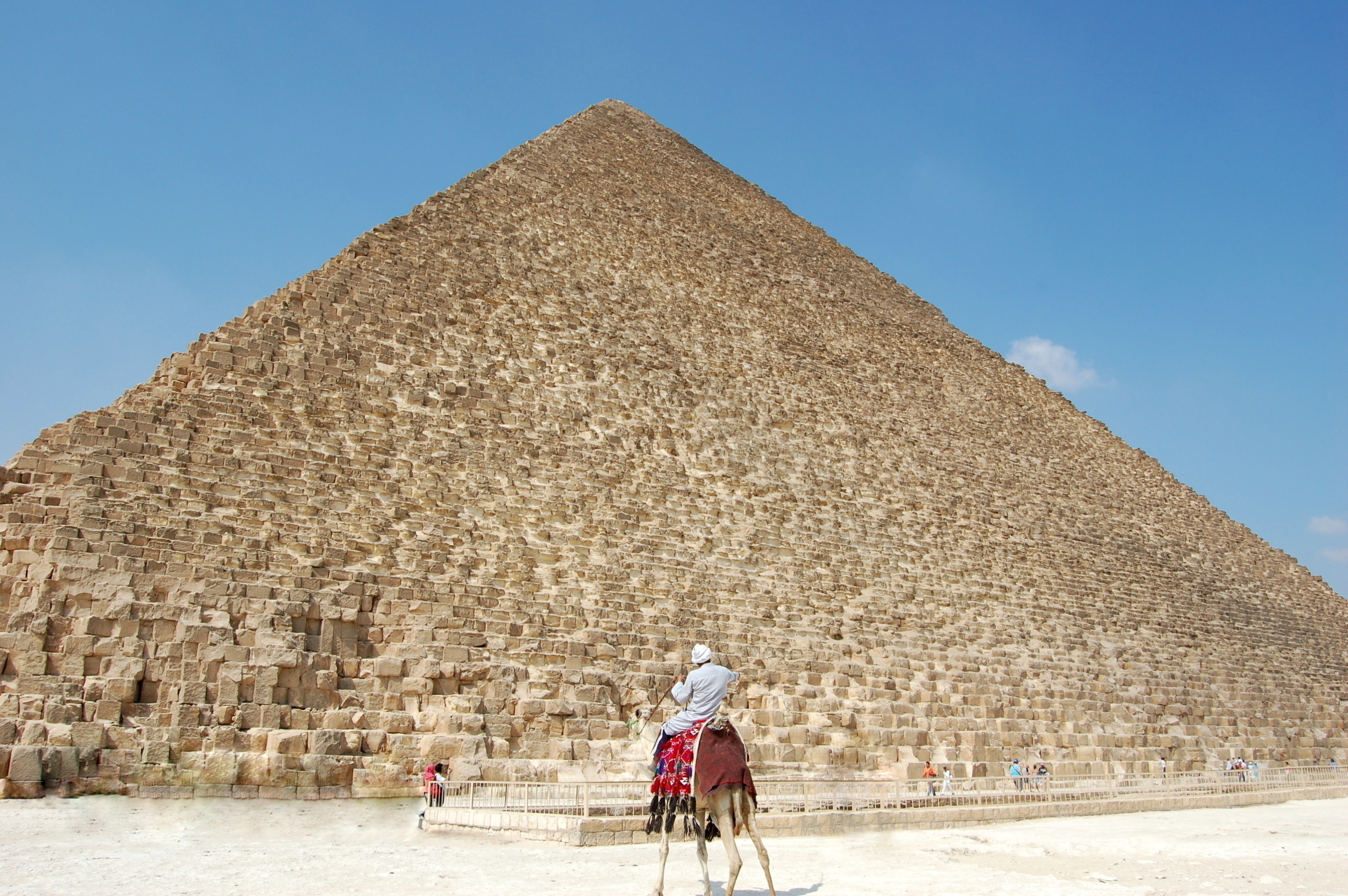 Égypte : il survole la plus grande pyramide et découvre à son sommet... un chien