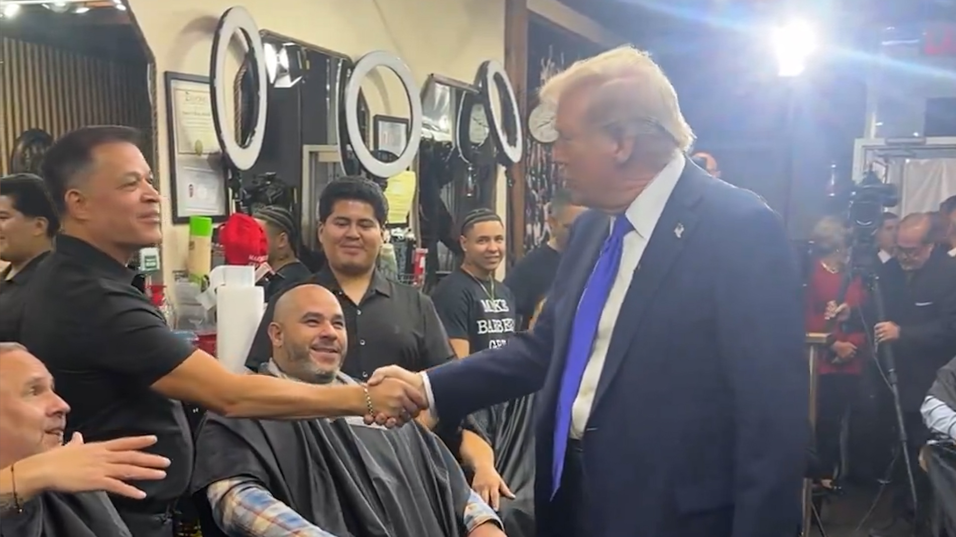 Élection américaine : en pleine campagne, Donald Trump s'offre un bain de foule... chez un barbier du Bronx