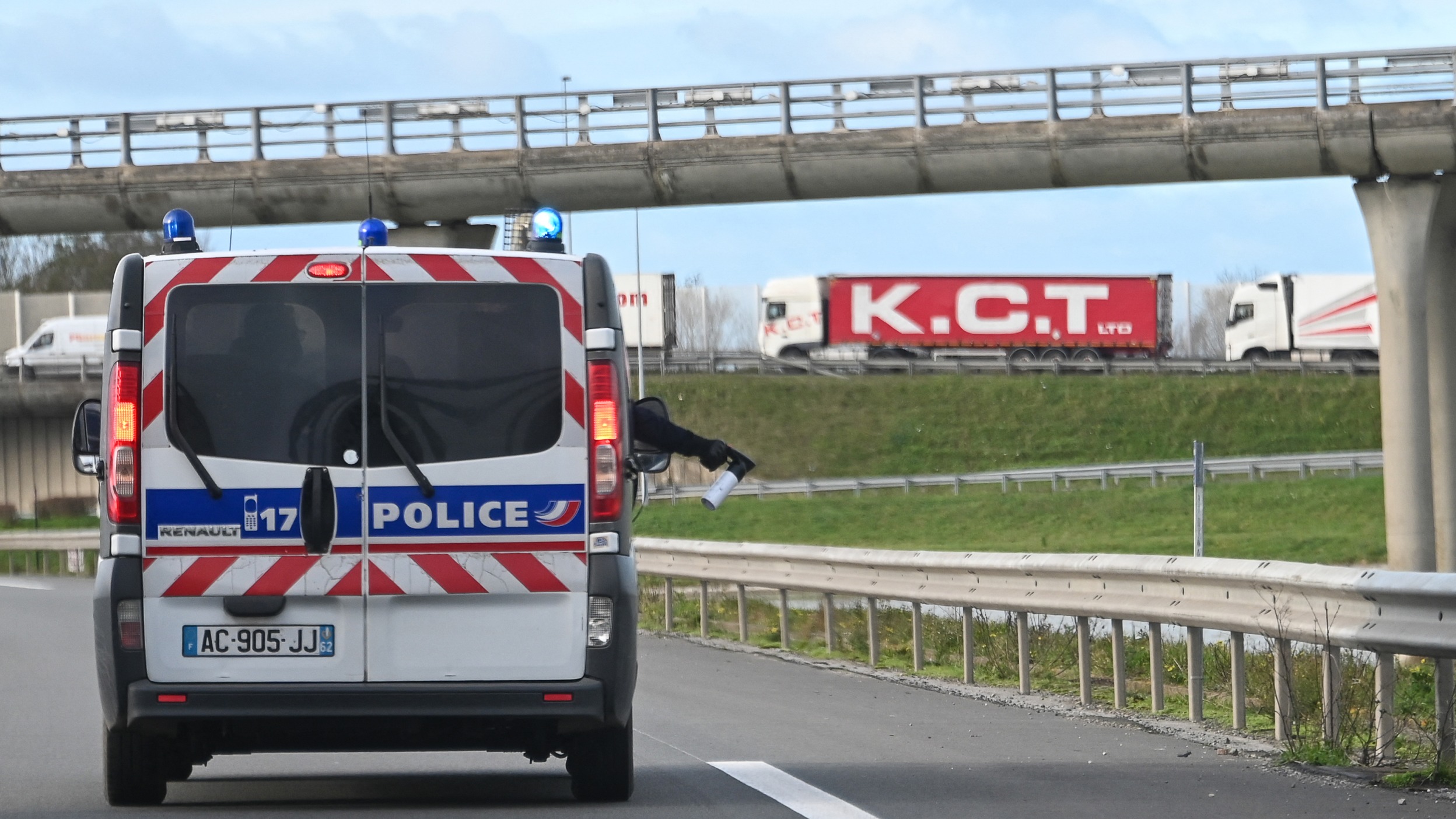 Il tente de tuer son ex en la projetant d'un pont : un jeune de 19 ans déféré pour «tentative d’homicide volontaire»