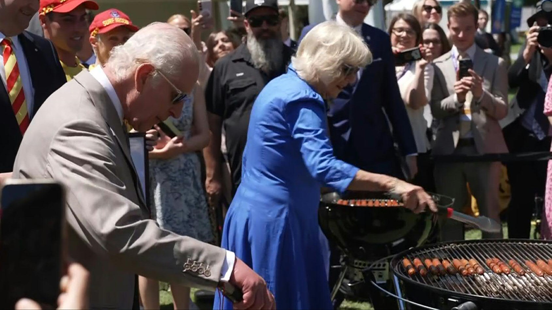 La vidéo insolite du roi Charles III et de Camilla préparant un barbecue pour leur dernier jour de visite en Australie