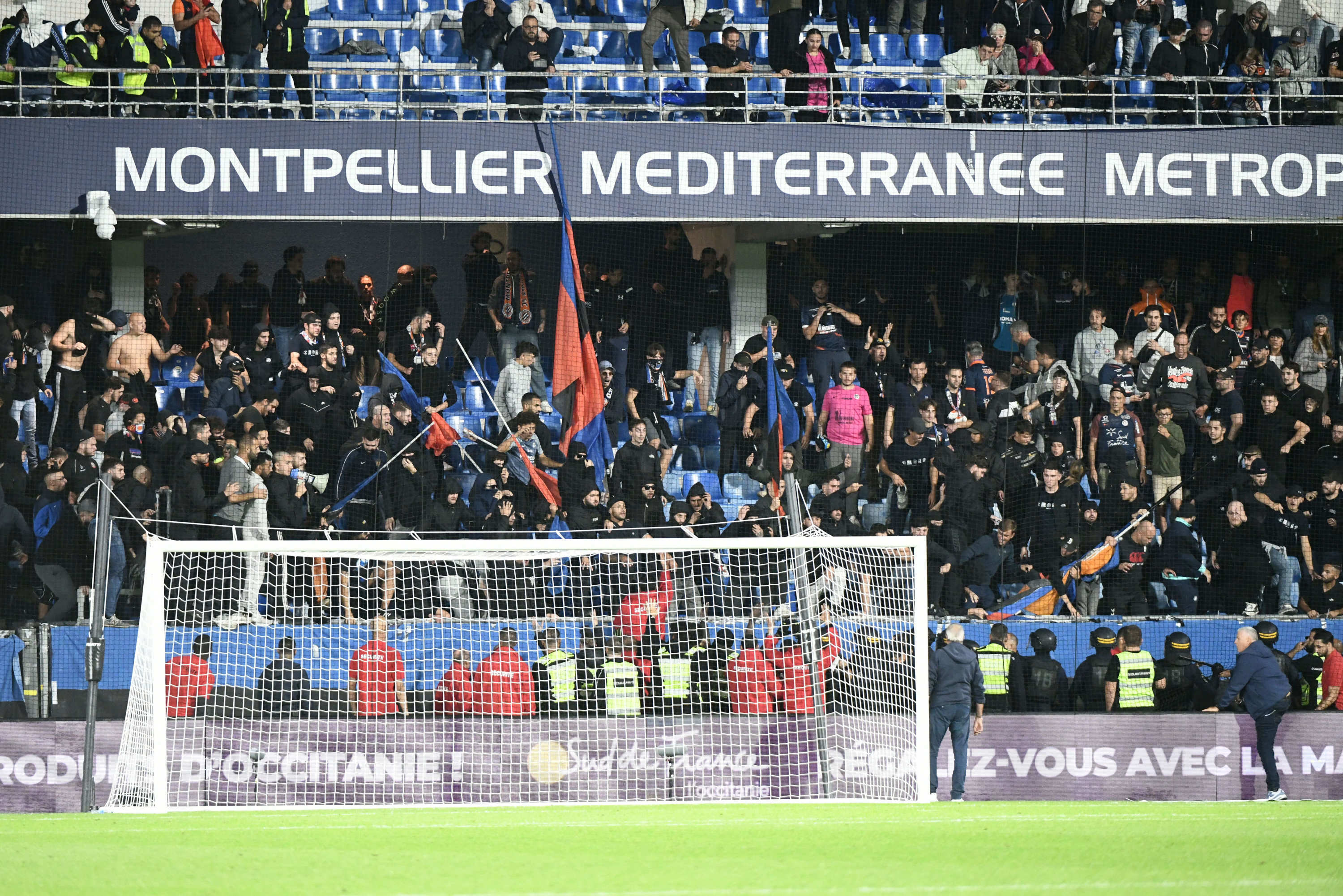 «Enfants apeurés», «peur de ma vie»... Le chaos en tribune lors de Montpellier-Marseille raconté par des supporters