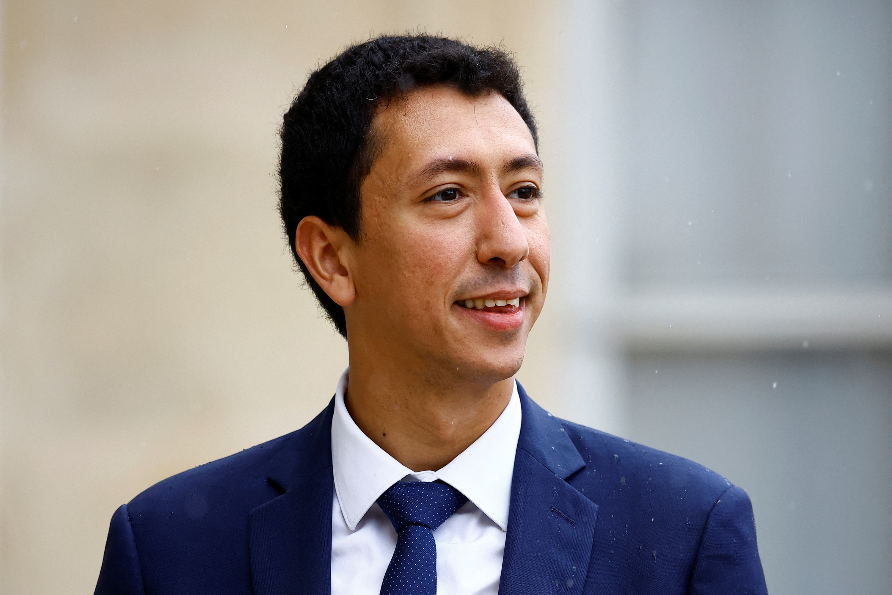 Titres de séjour : le gouvernement veut la mise en œuvre de la loi Darmanin dès juillet 2025